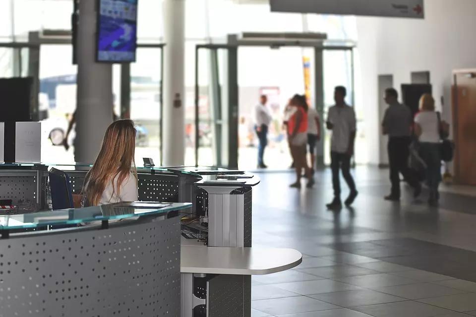 Seja pela internet ou em um escritório físico, procurar empresas especializadas em aulas particulares é uma boa forma de divulgar seu trabalho enquanto professor de alemão.