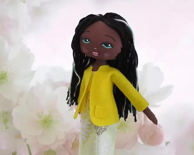 Reaproveitar as sobras criando roupas estilosas para bonecas pode ser uma ótima ideia!