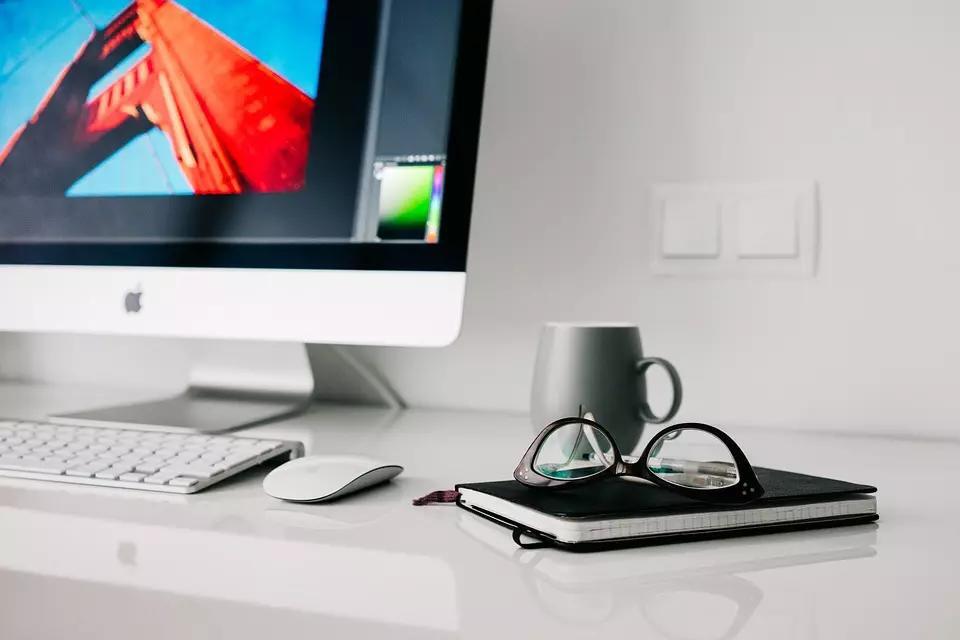 A web disponibiliza várias ferramenta que auxiliam no aprendizado de idiomas.