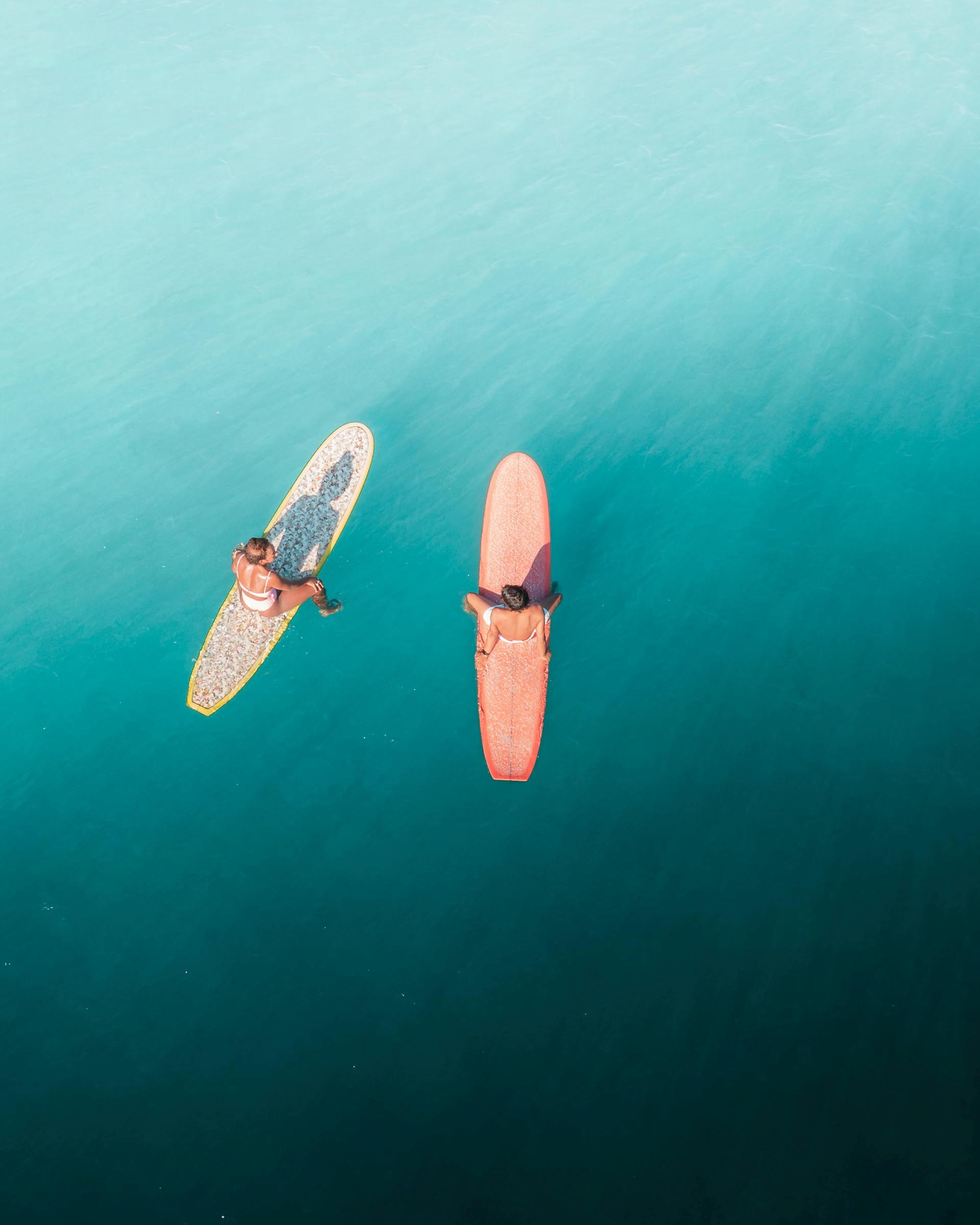 duas surfista em cima da prancha
