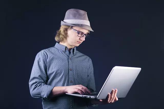 Que tal procurar um emprego enquanto ainda o Brasil?