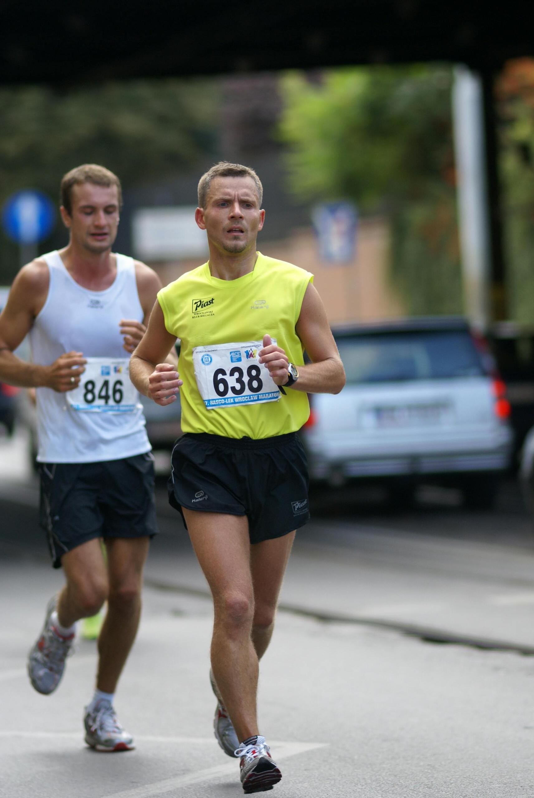 dois homens a correr