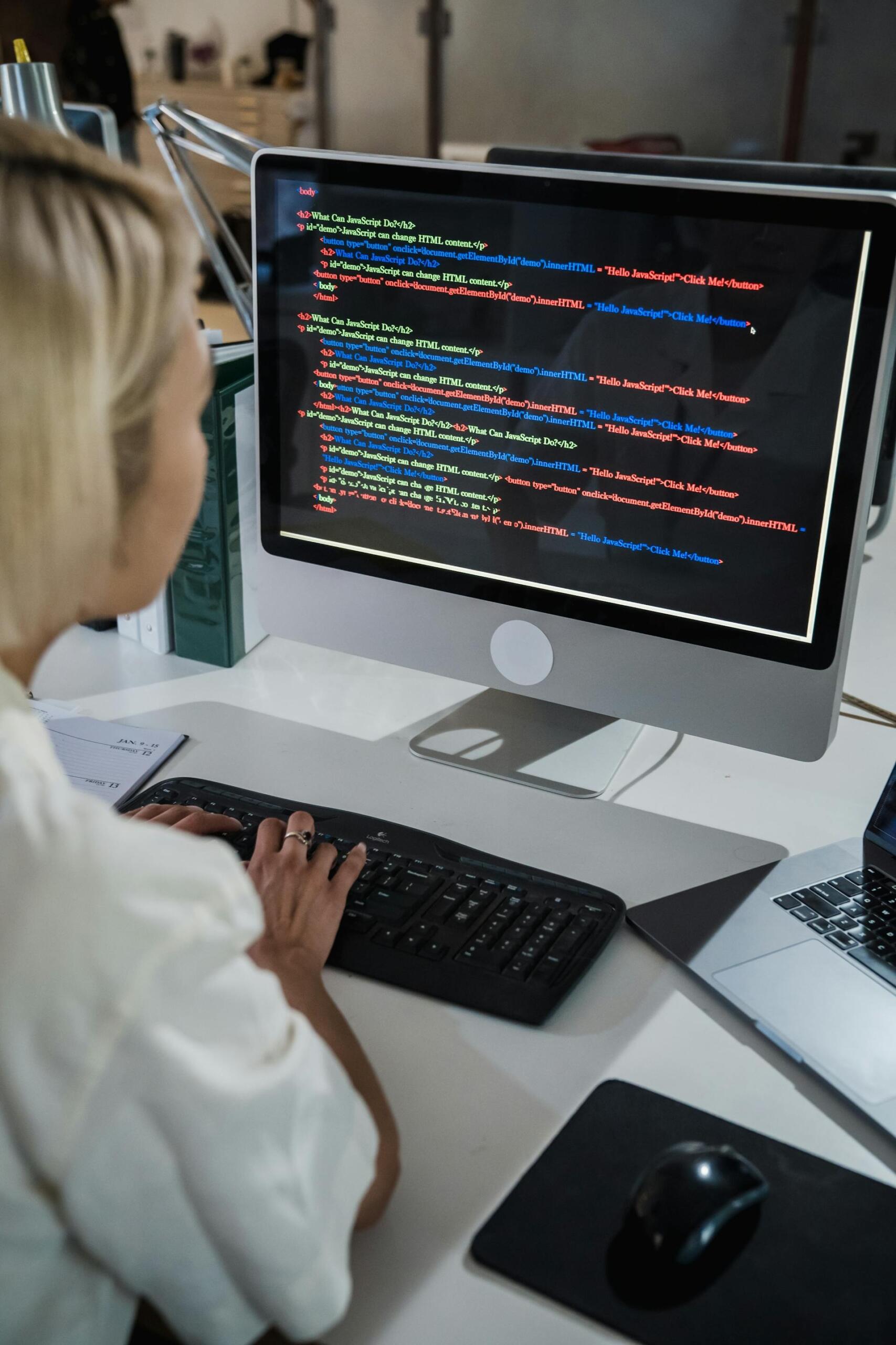 mulher a criar código num computador