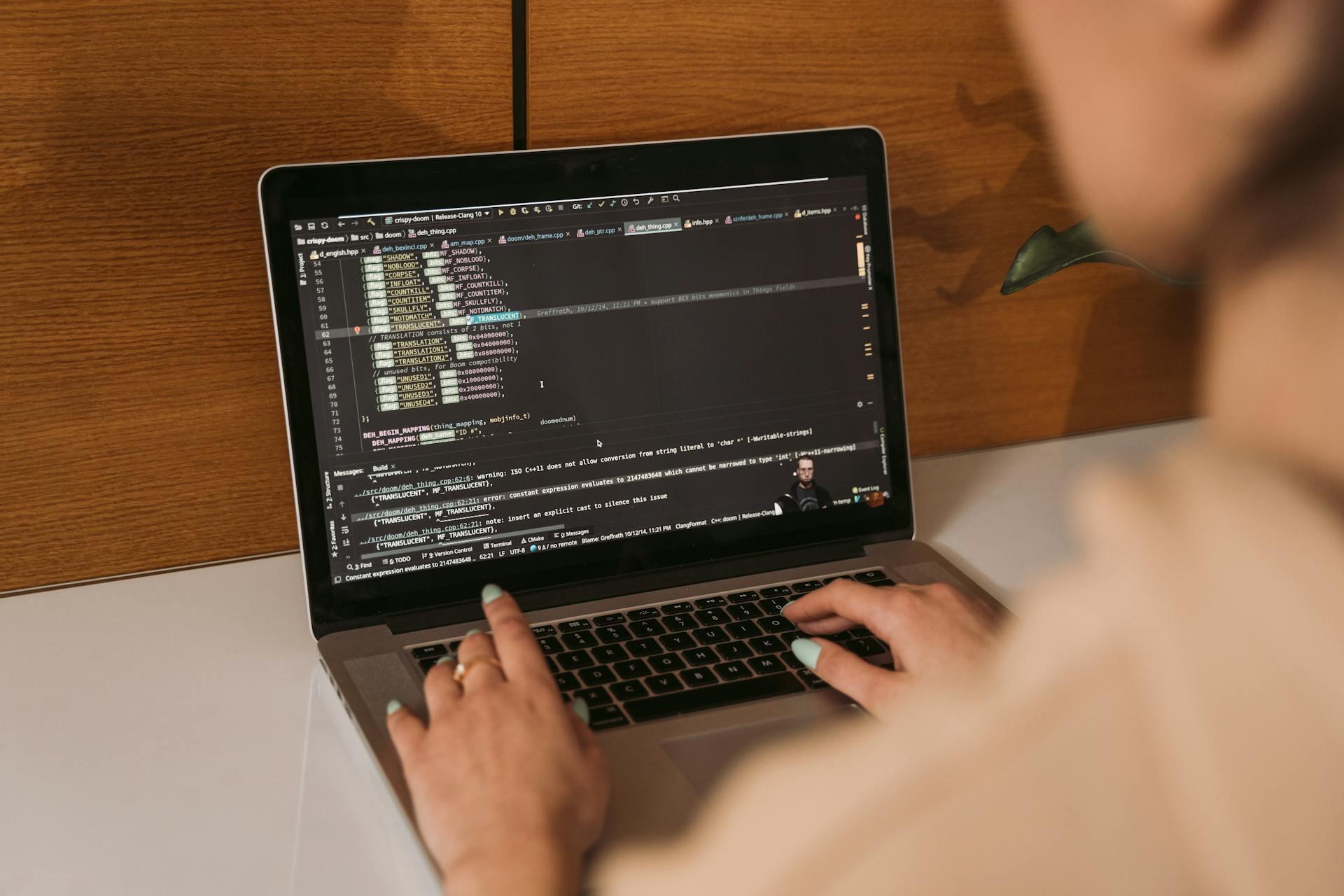 mulher a escrever código em computador