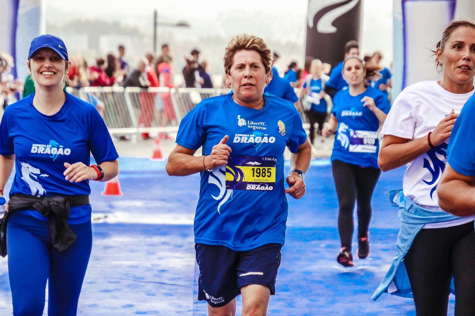várias mulheres a correr com camisola azul