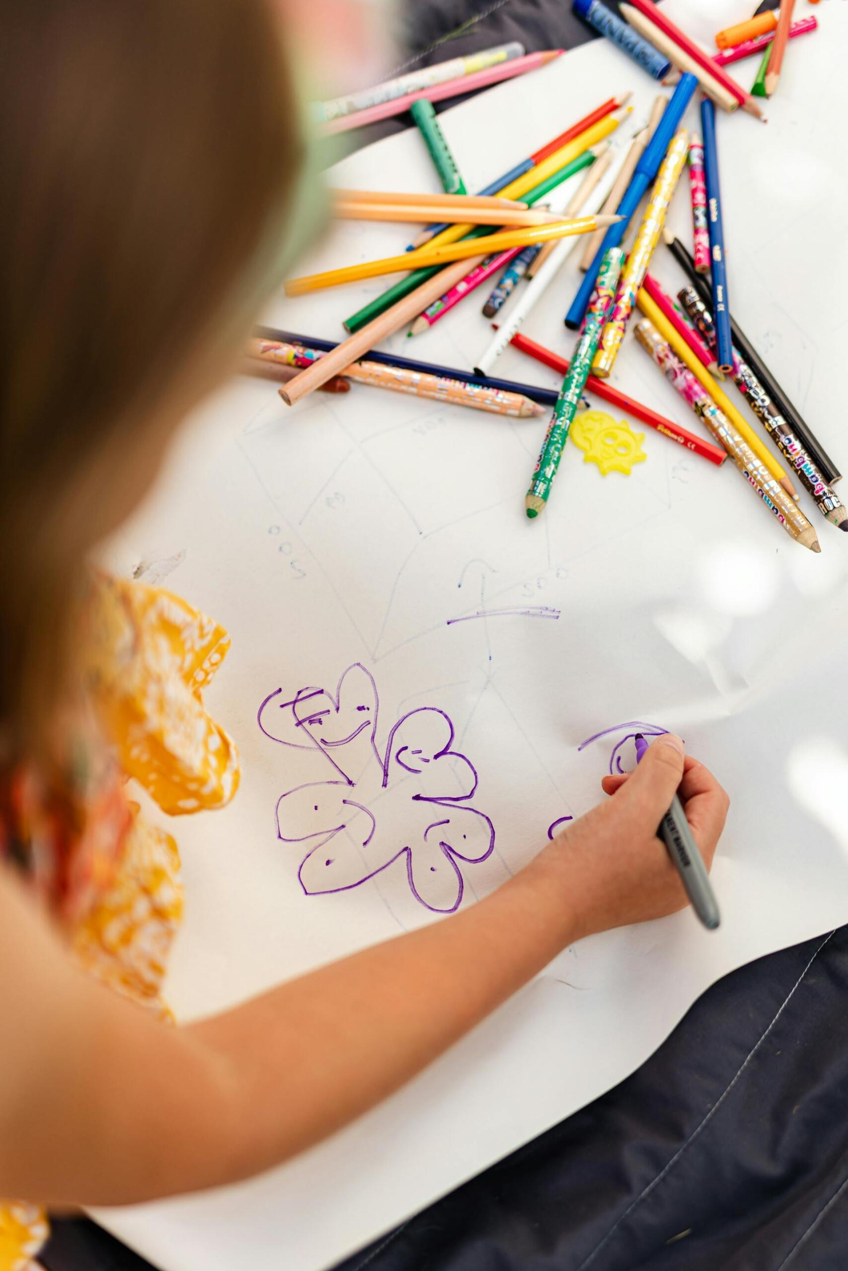 criança a desenhar flores