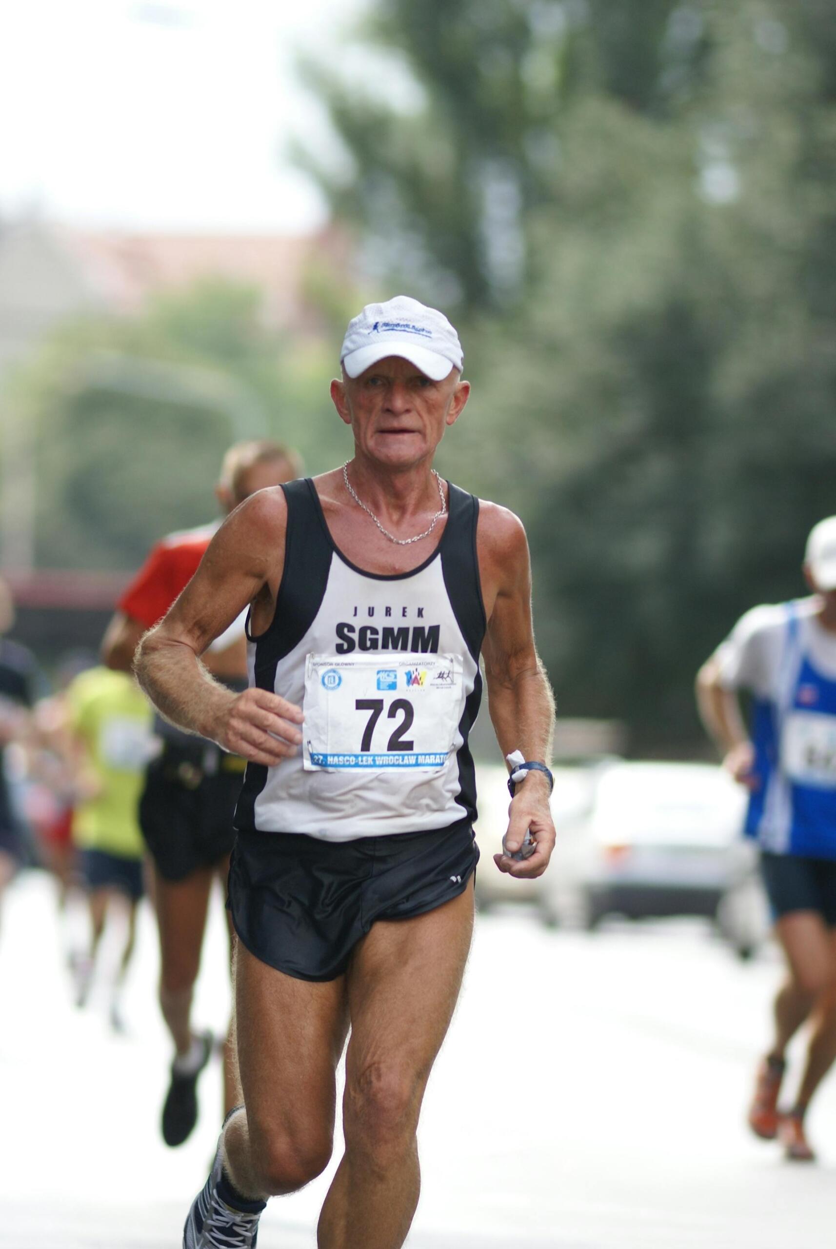 homem vestido de preto e branco a correr