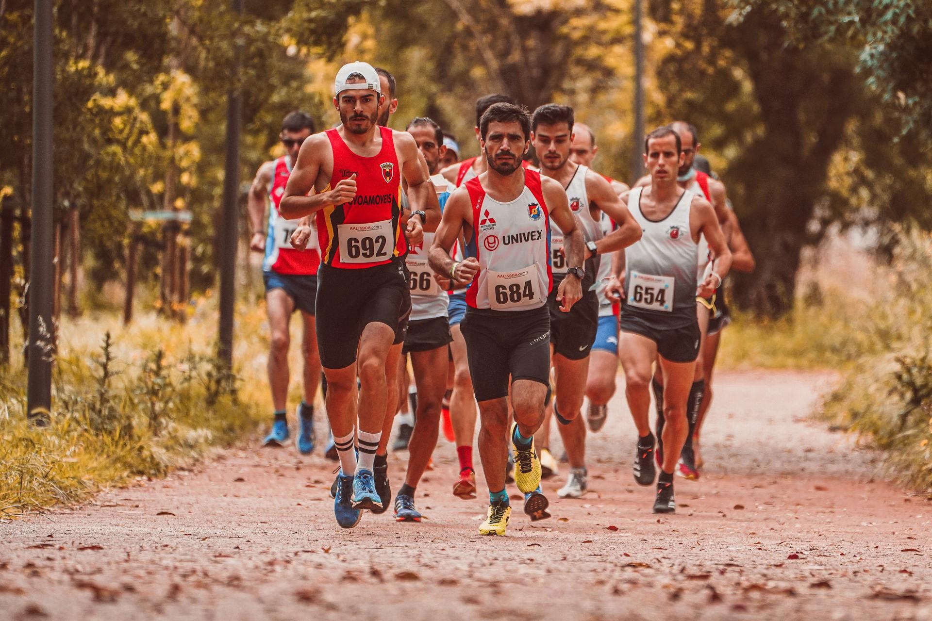 vários homens a correr num parque