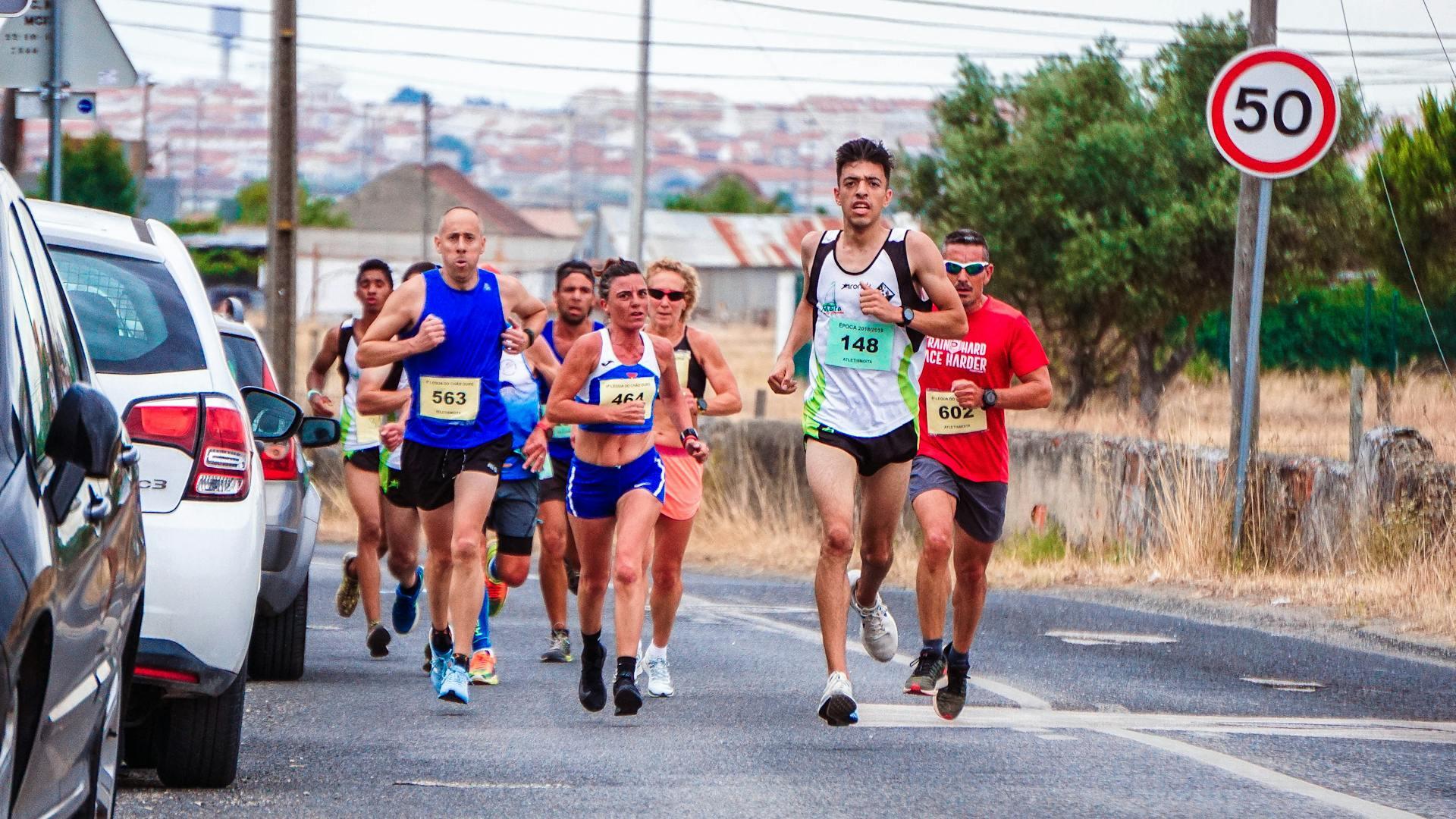 várias pessoas a correr na rua