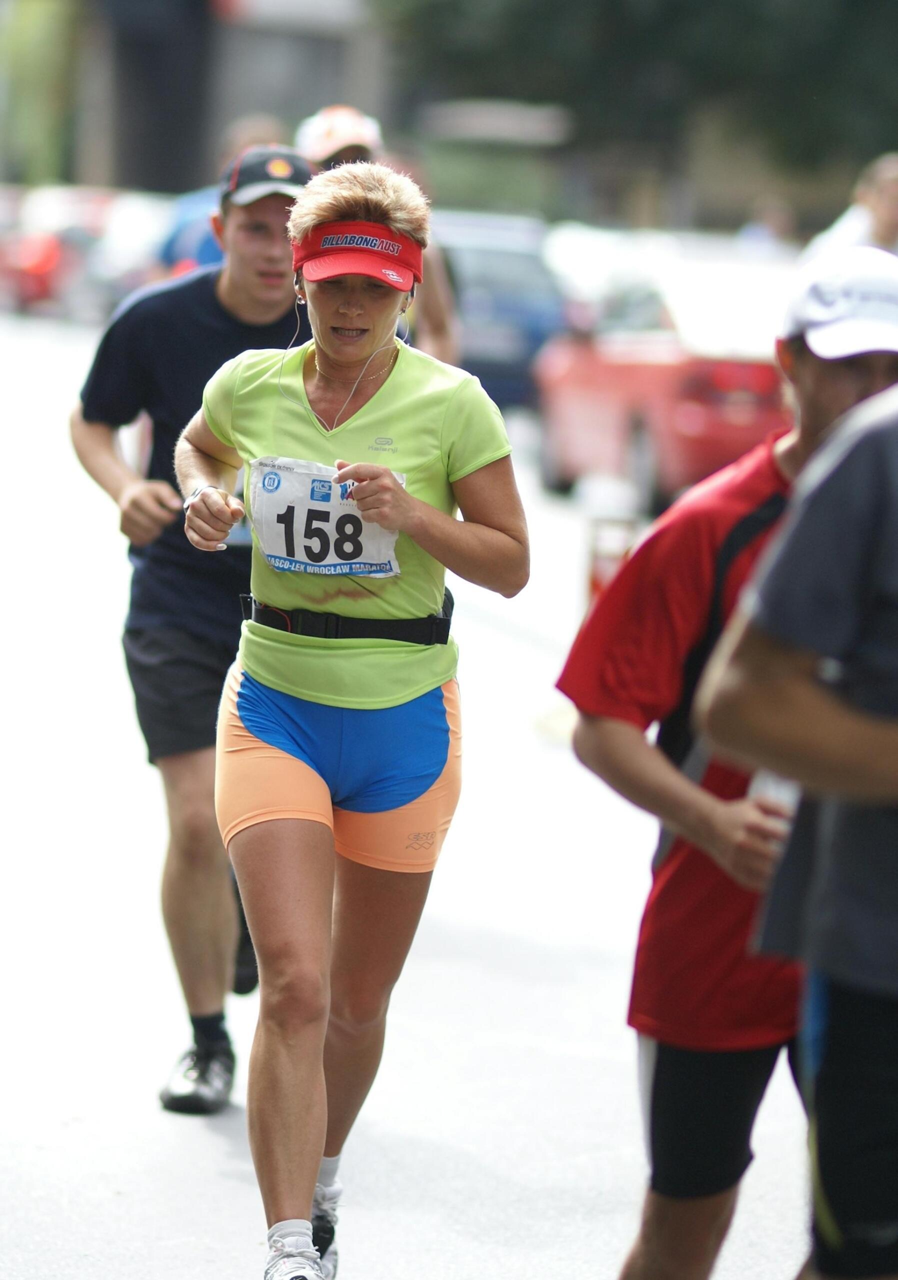 mulher a correr com palas vermelhas