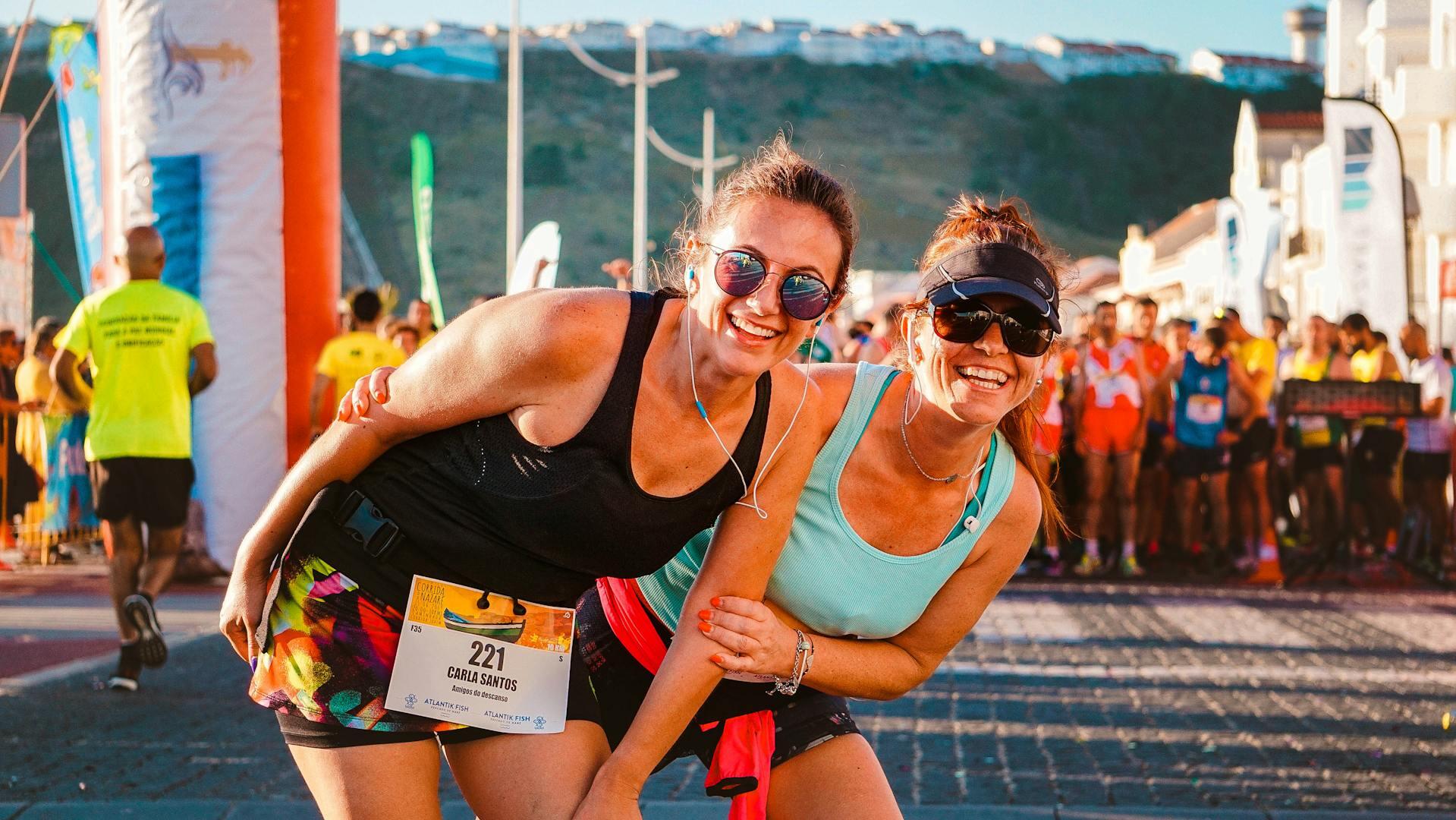 duas mulheres de óculos de sol a rir