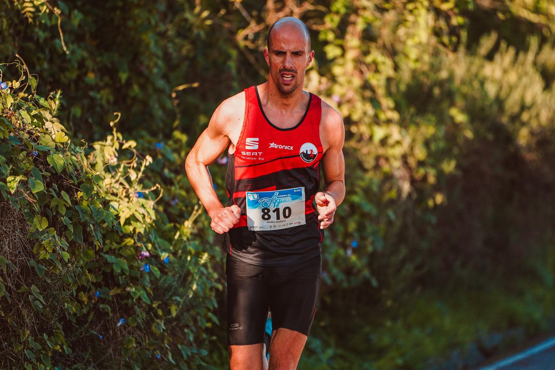 homem de camisola vermelha a correr