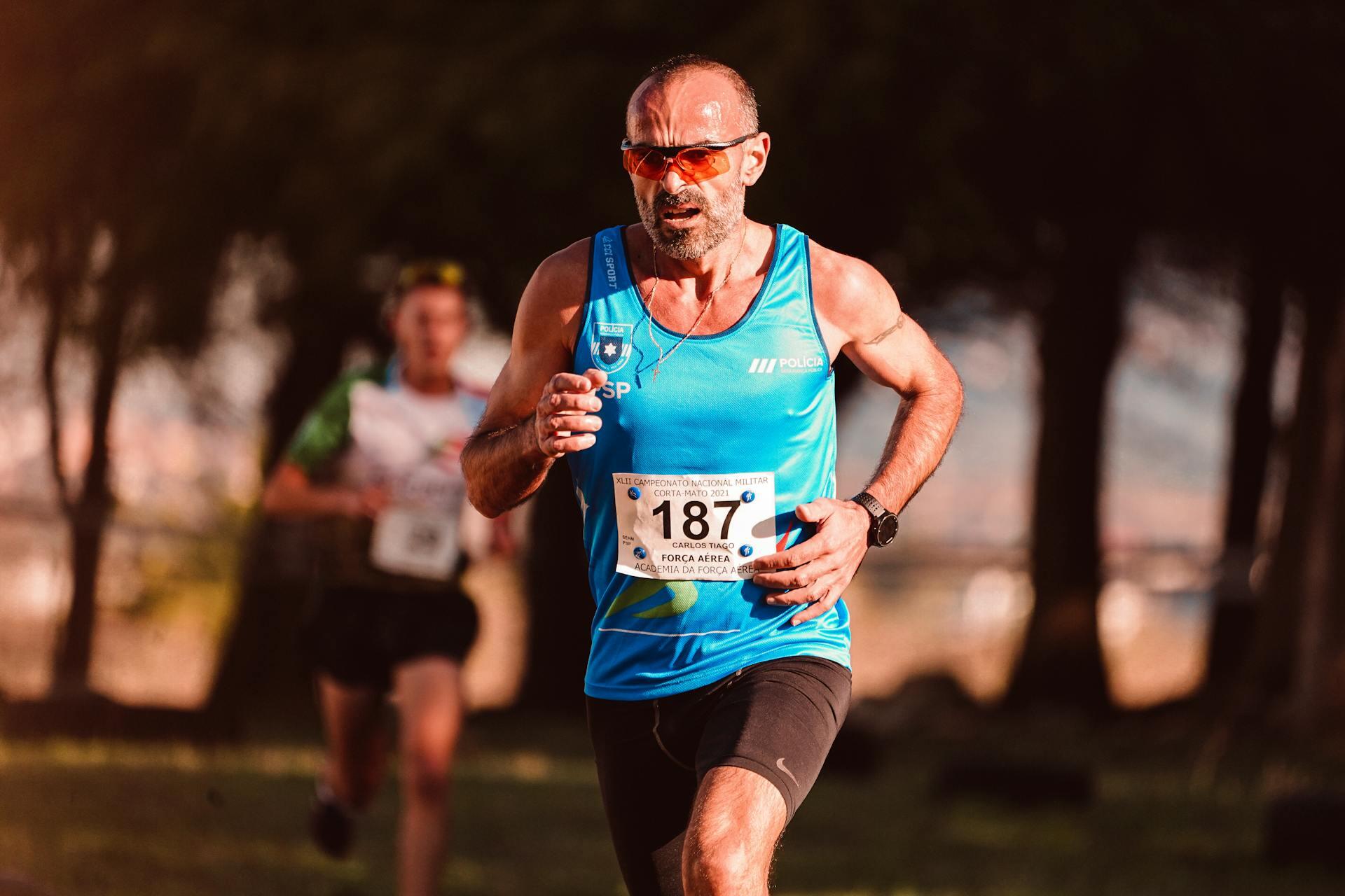 homem de camisola azul a correr