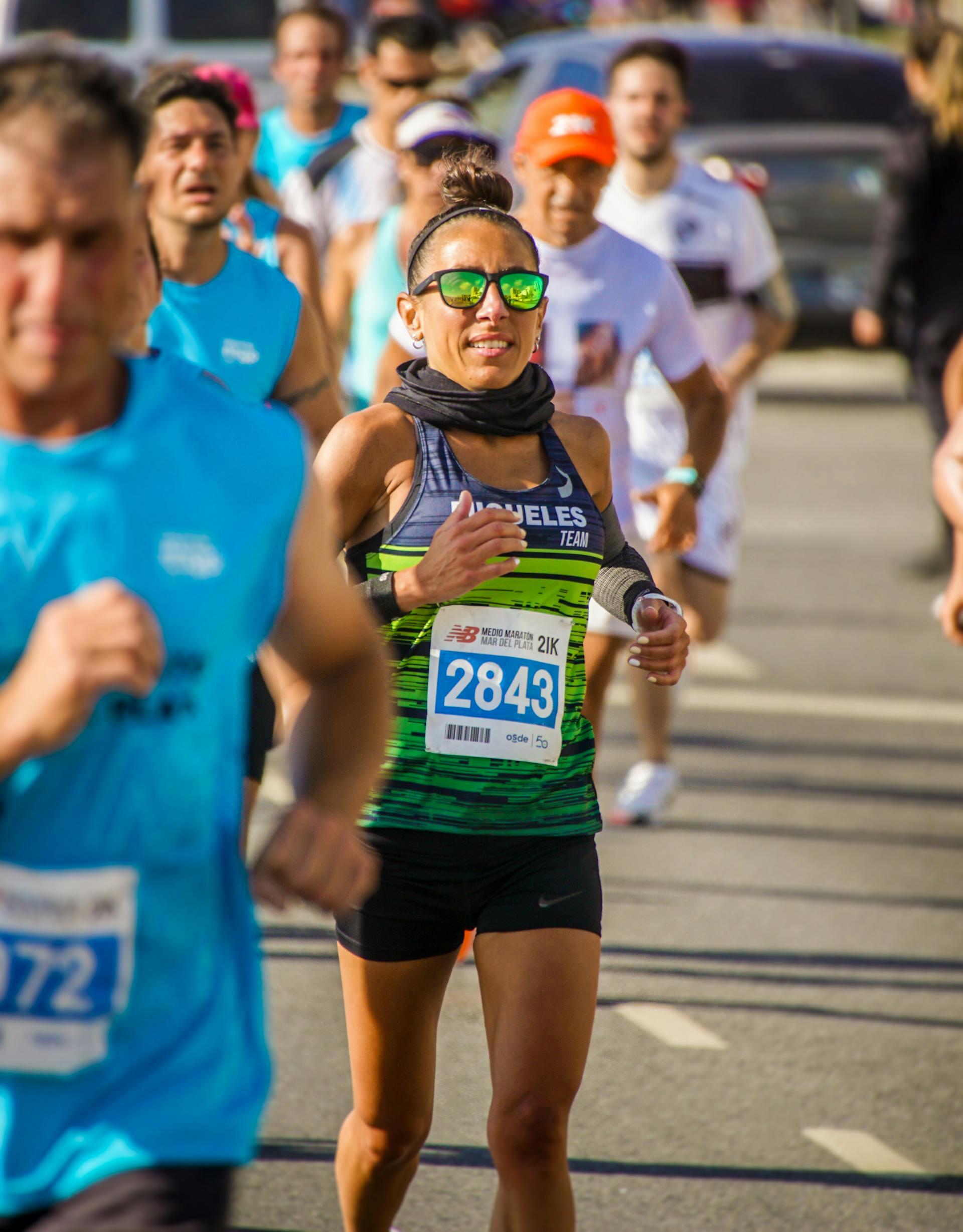 mulher a correr no meio de várias pessoas