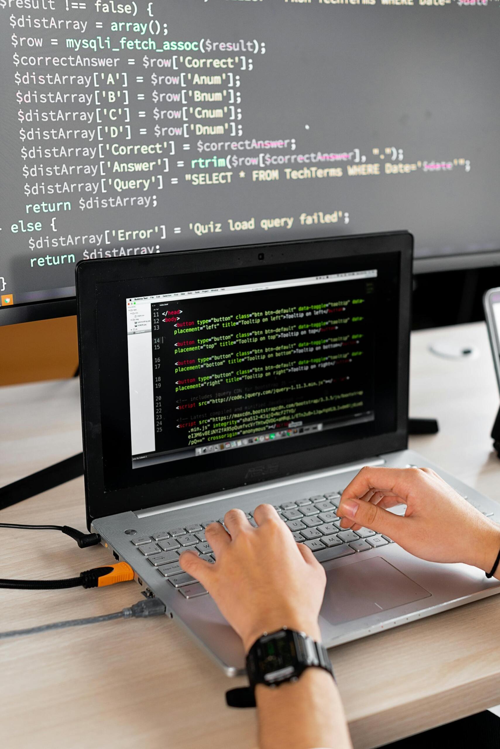tela e ecrã de computador com código