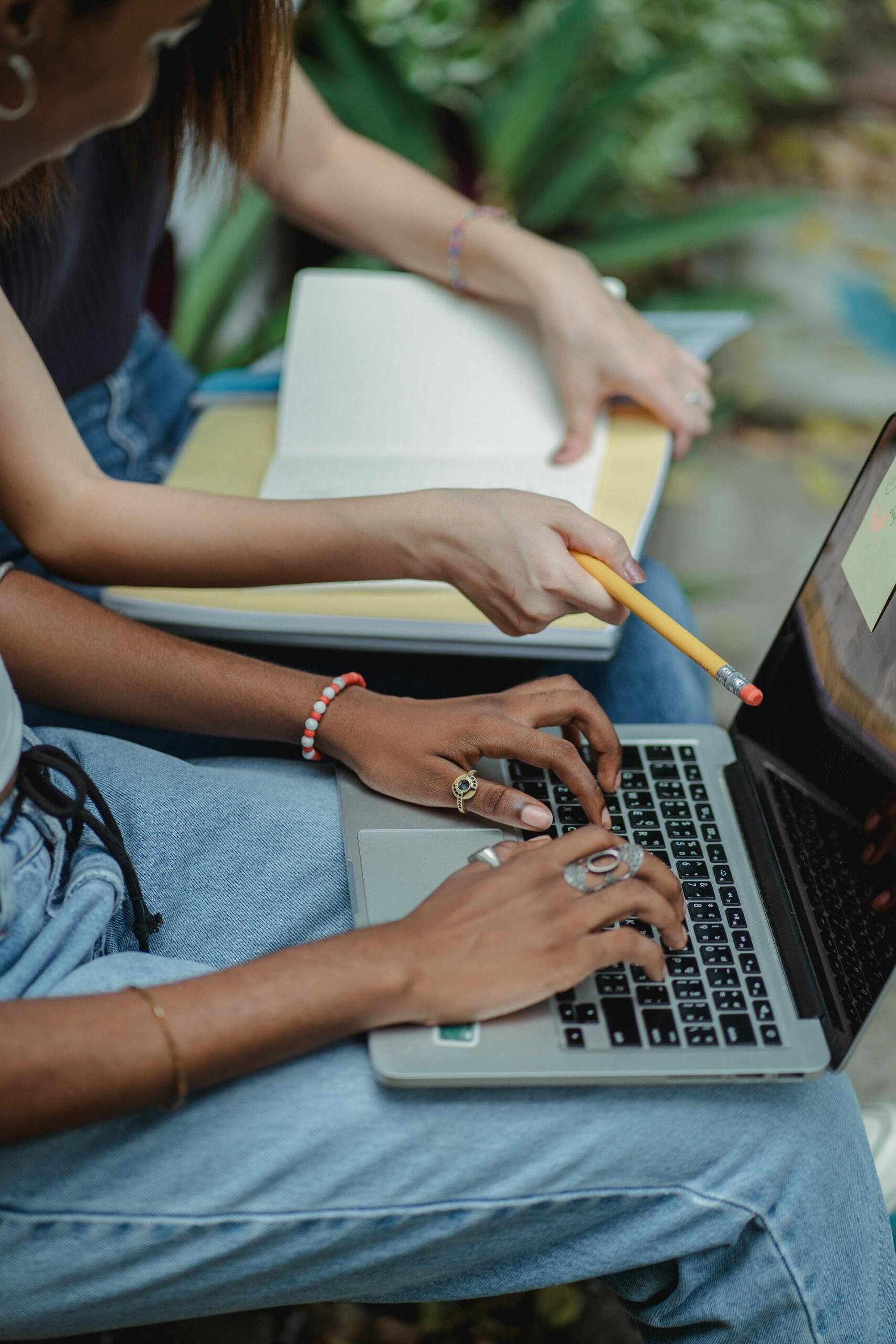 duas mulheres com computador