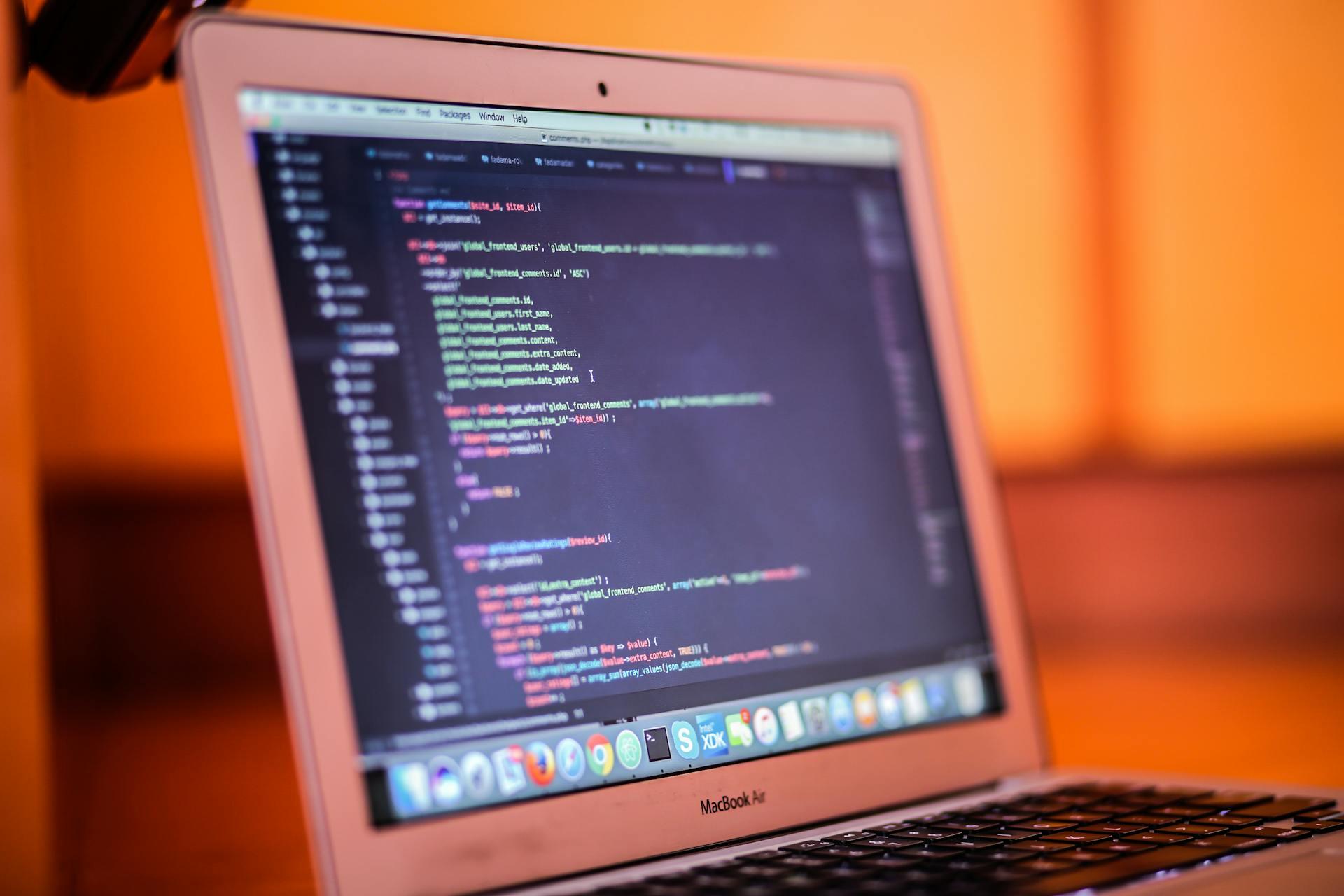 computador com código de programação