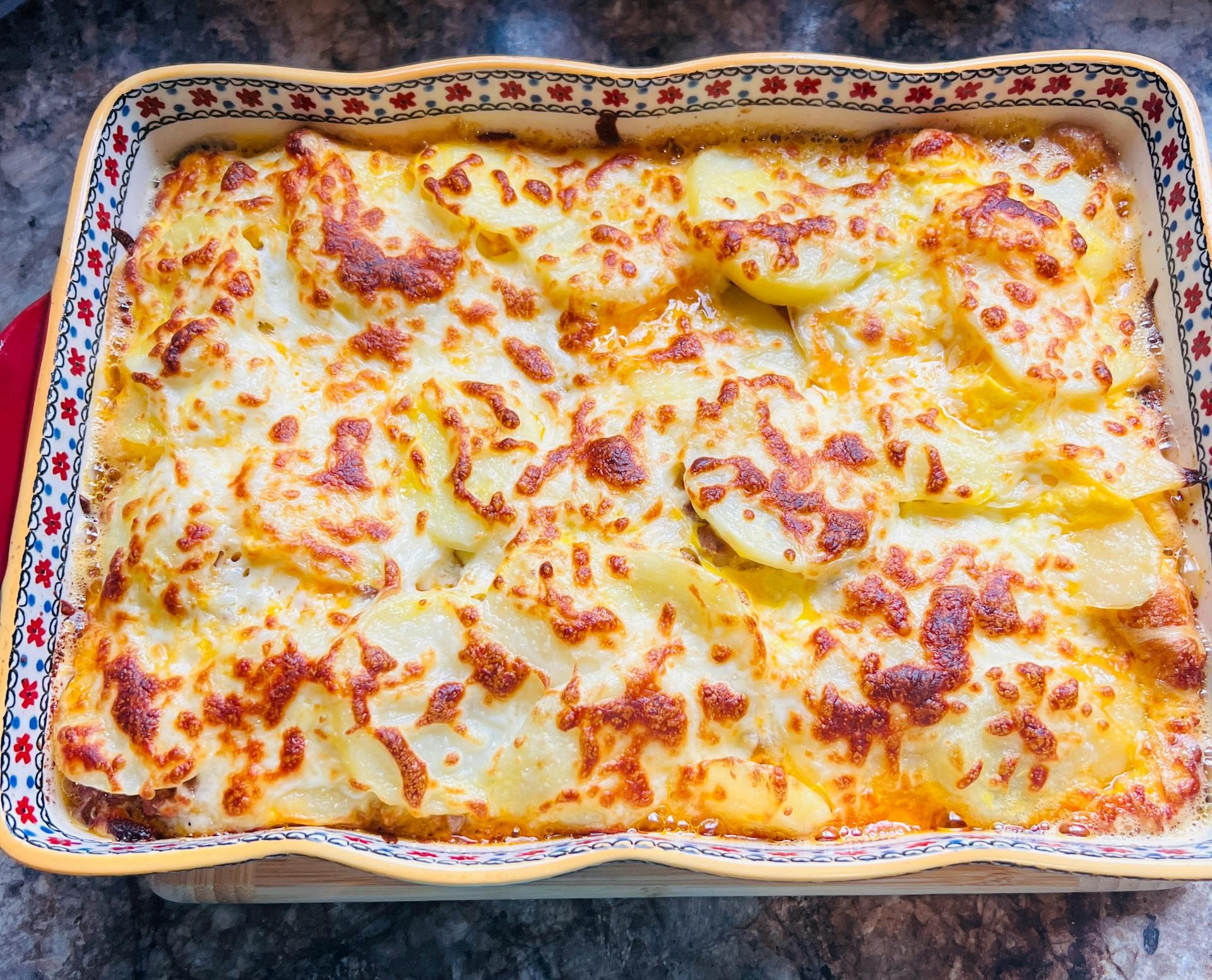prato de forno com batatas gratinadas