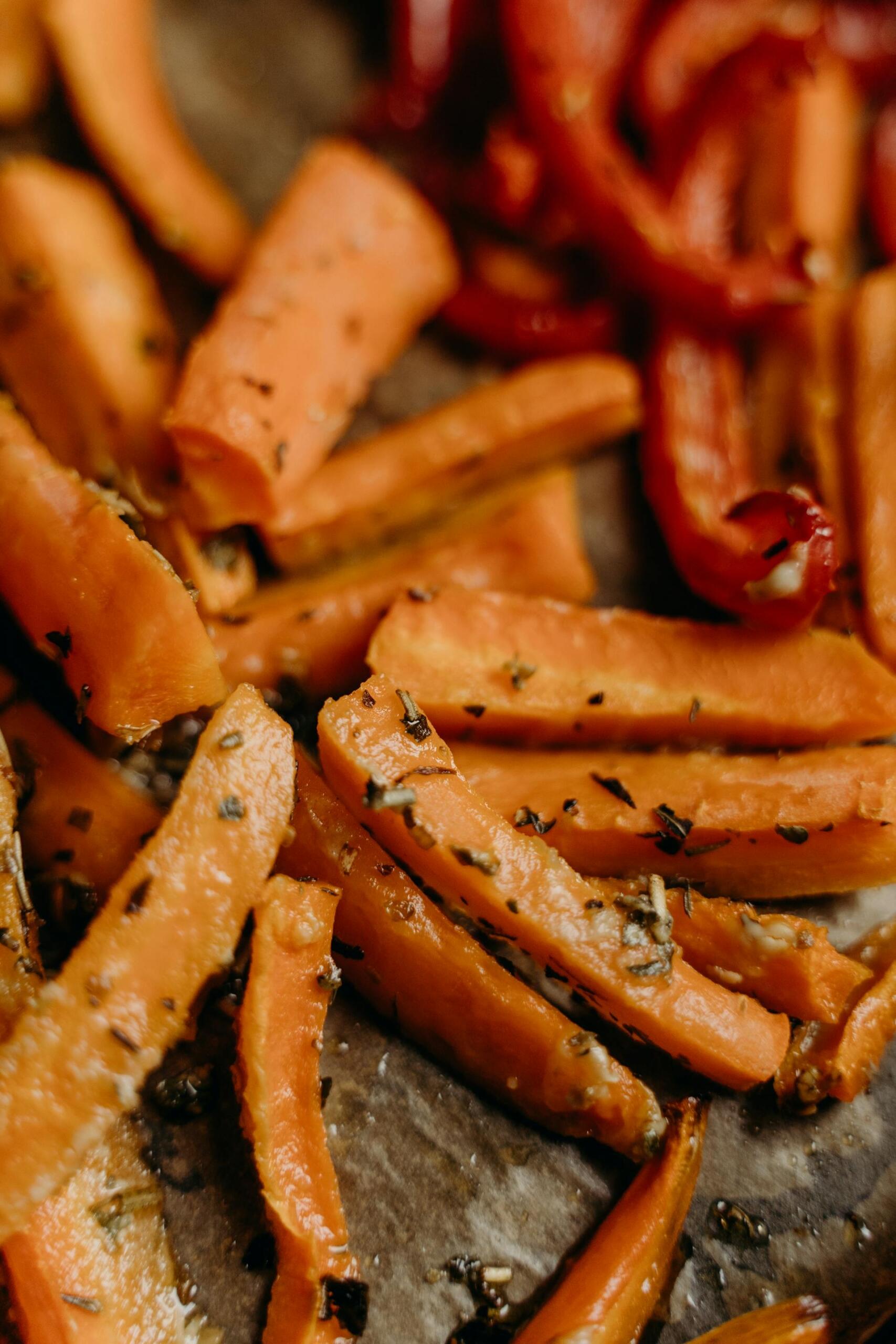 tabuleiro de cenouras cortadas