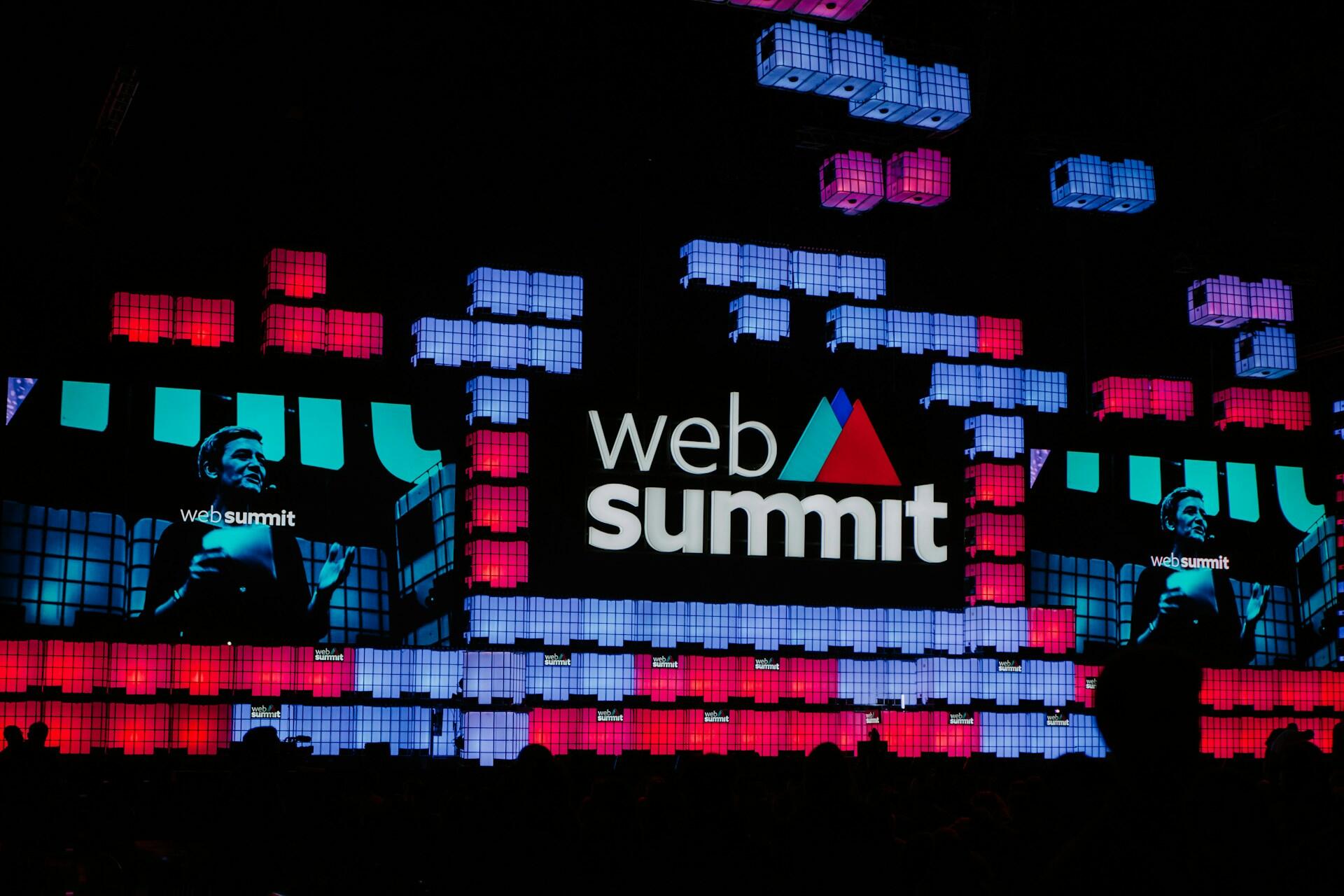 ecrã gigante com luzes a dizer web summit
