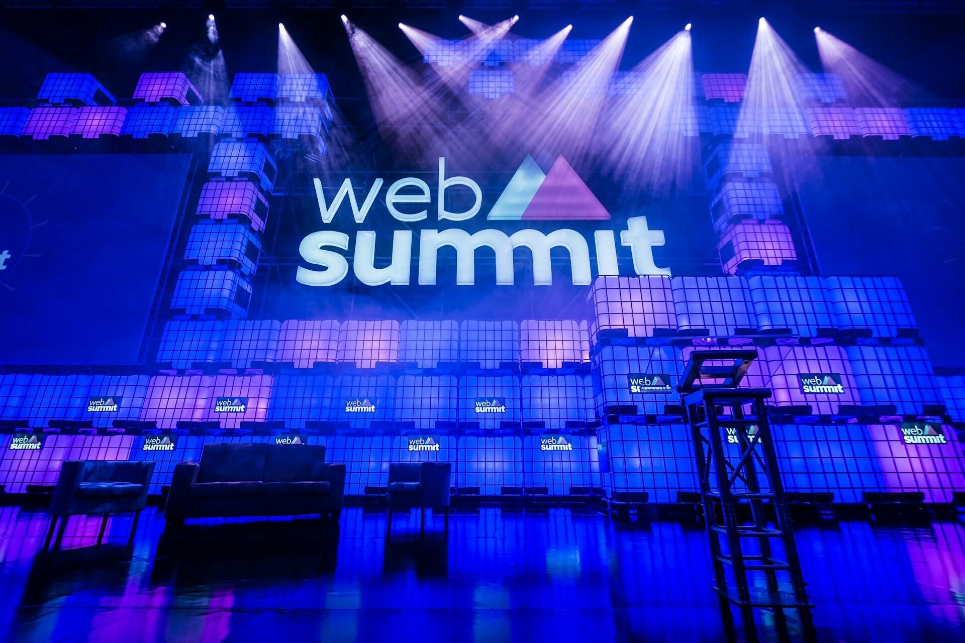 parede com placard da web summit