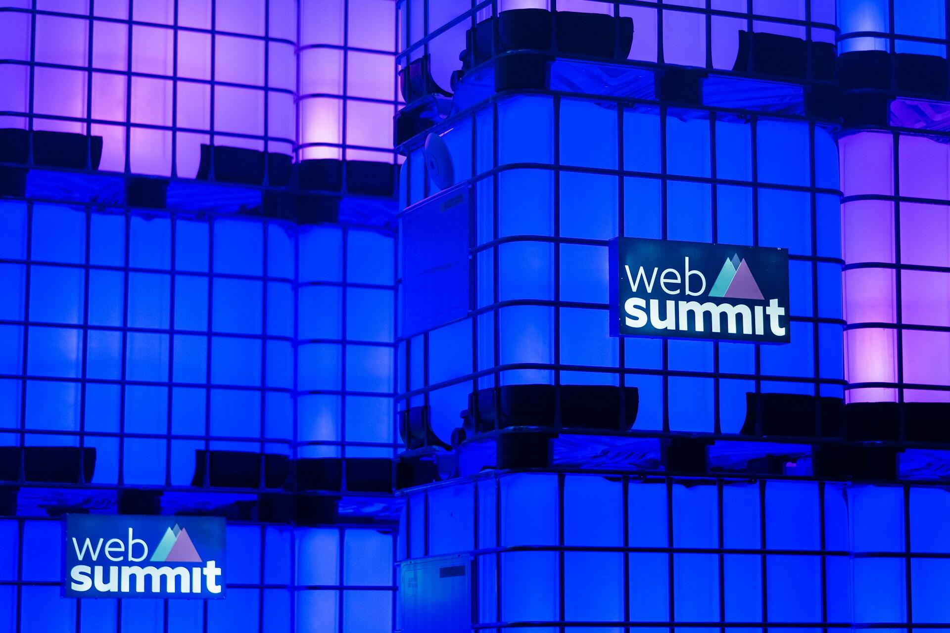 parede de fundo azul com painel da web summit
