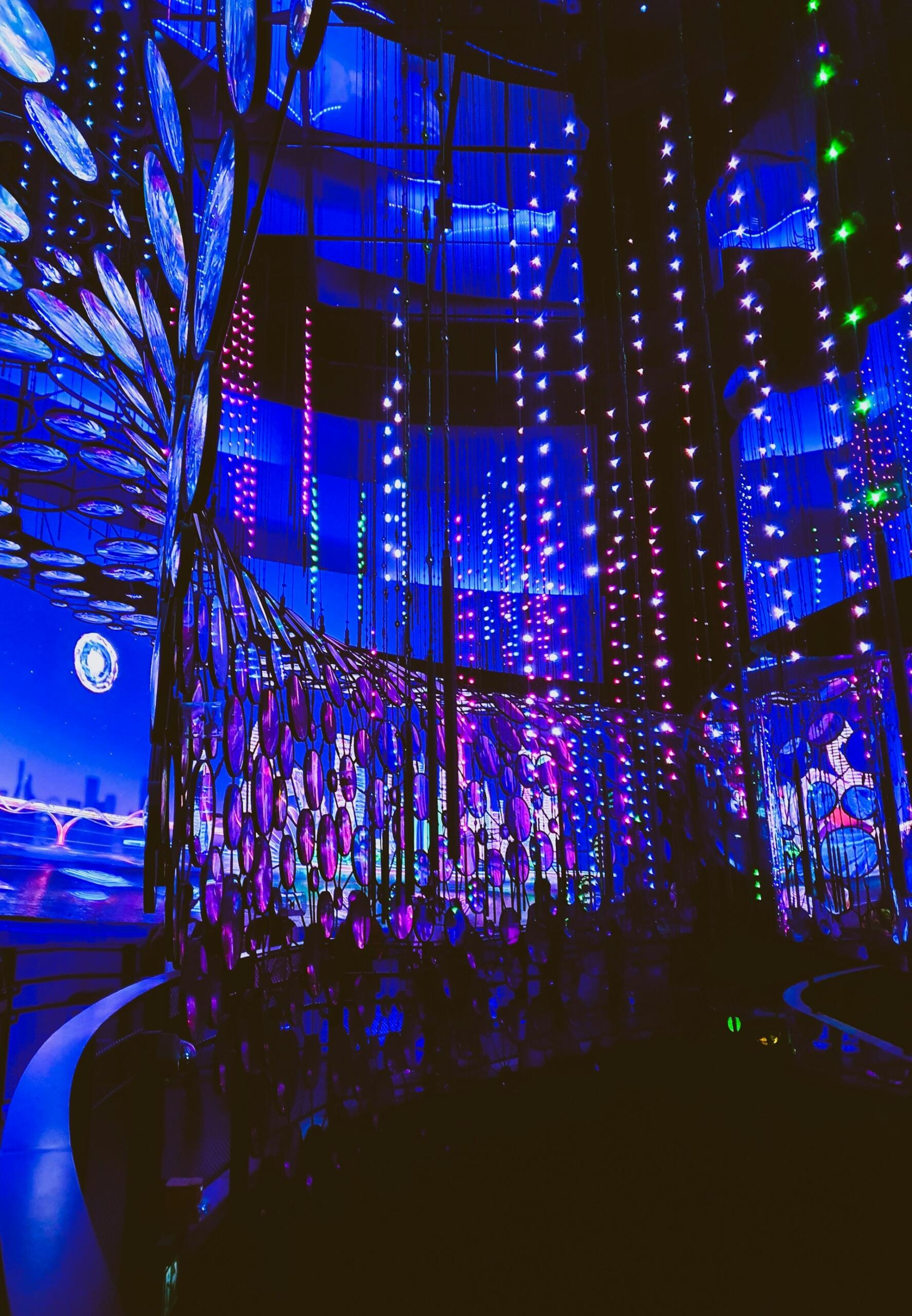 sala com vários painéis e luzes