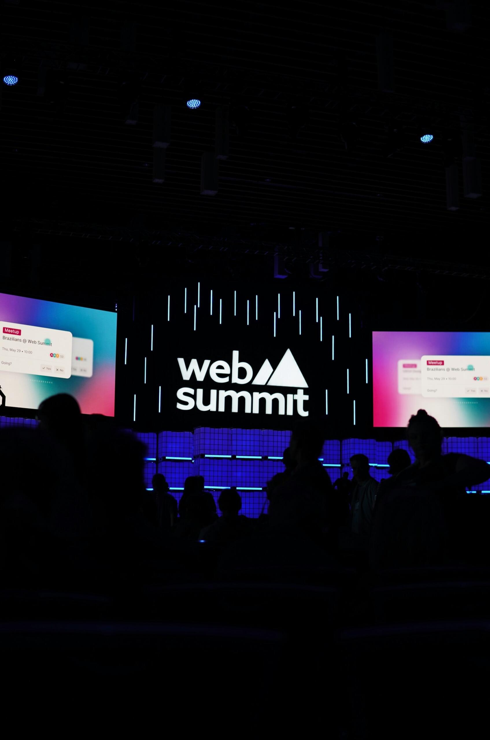 várias pessoas em arena da web summit