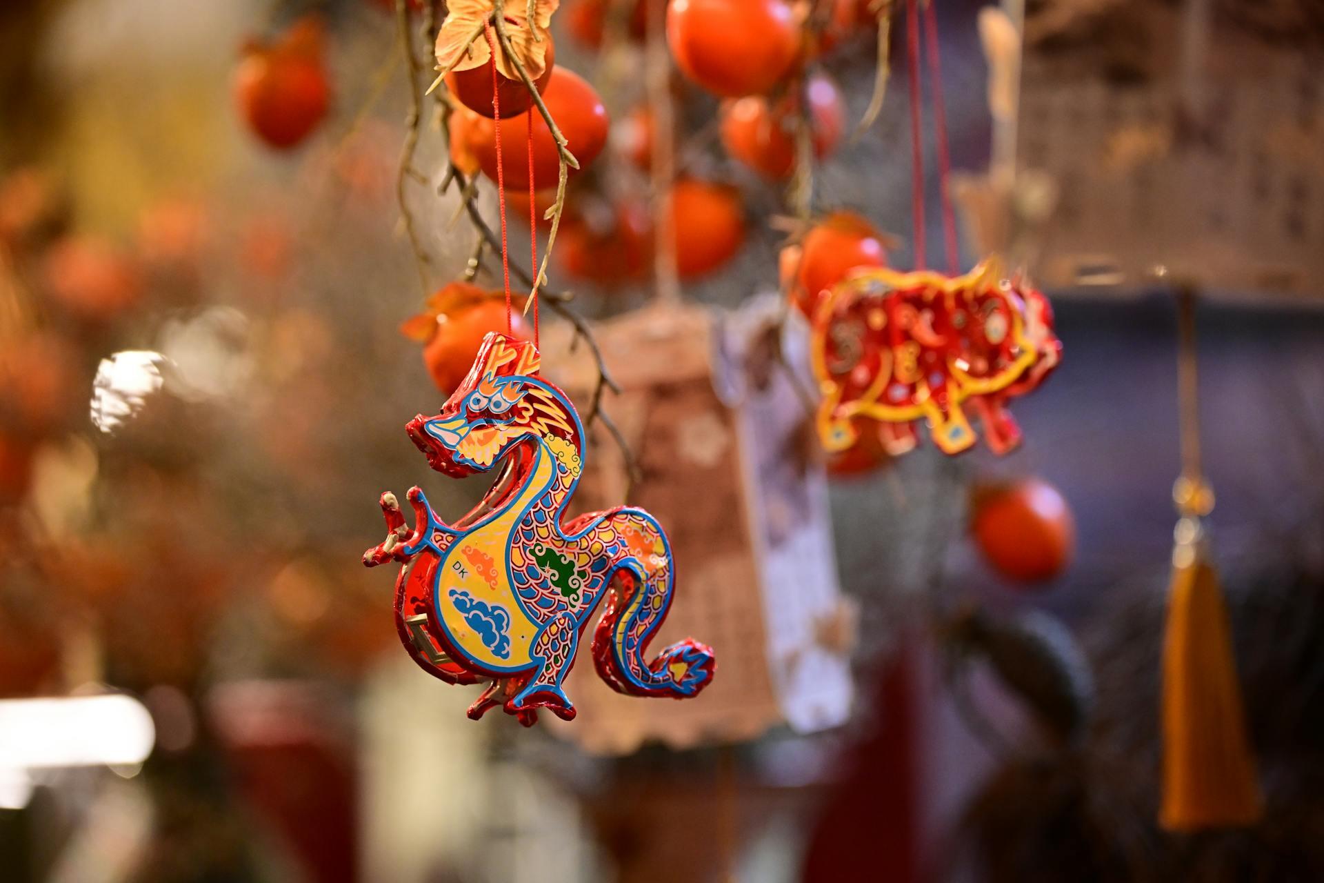 decoração pendurada em formato de dragão