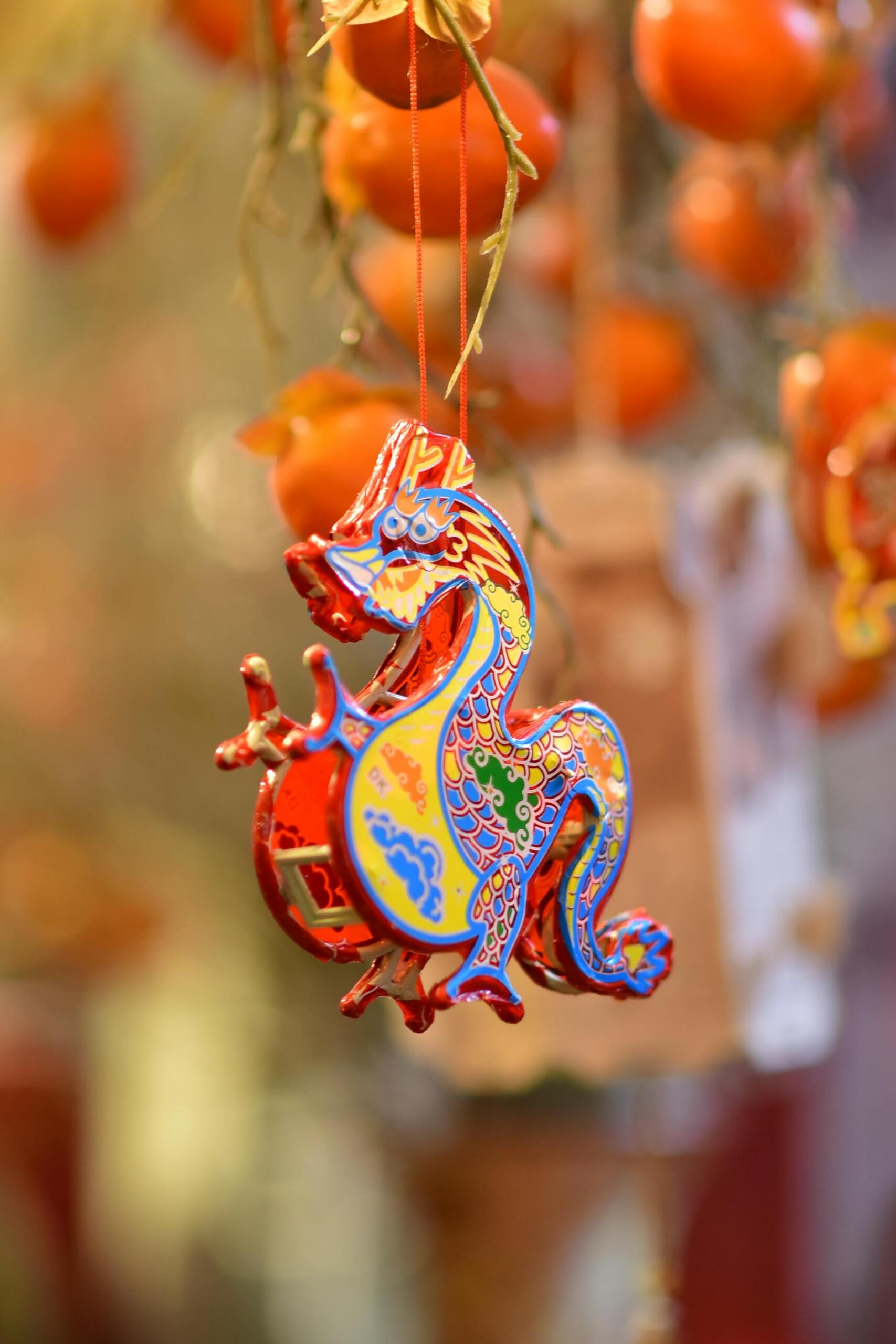 decoração em formato de dragão pendurada