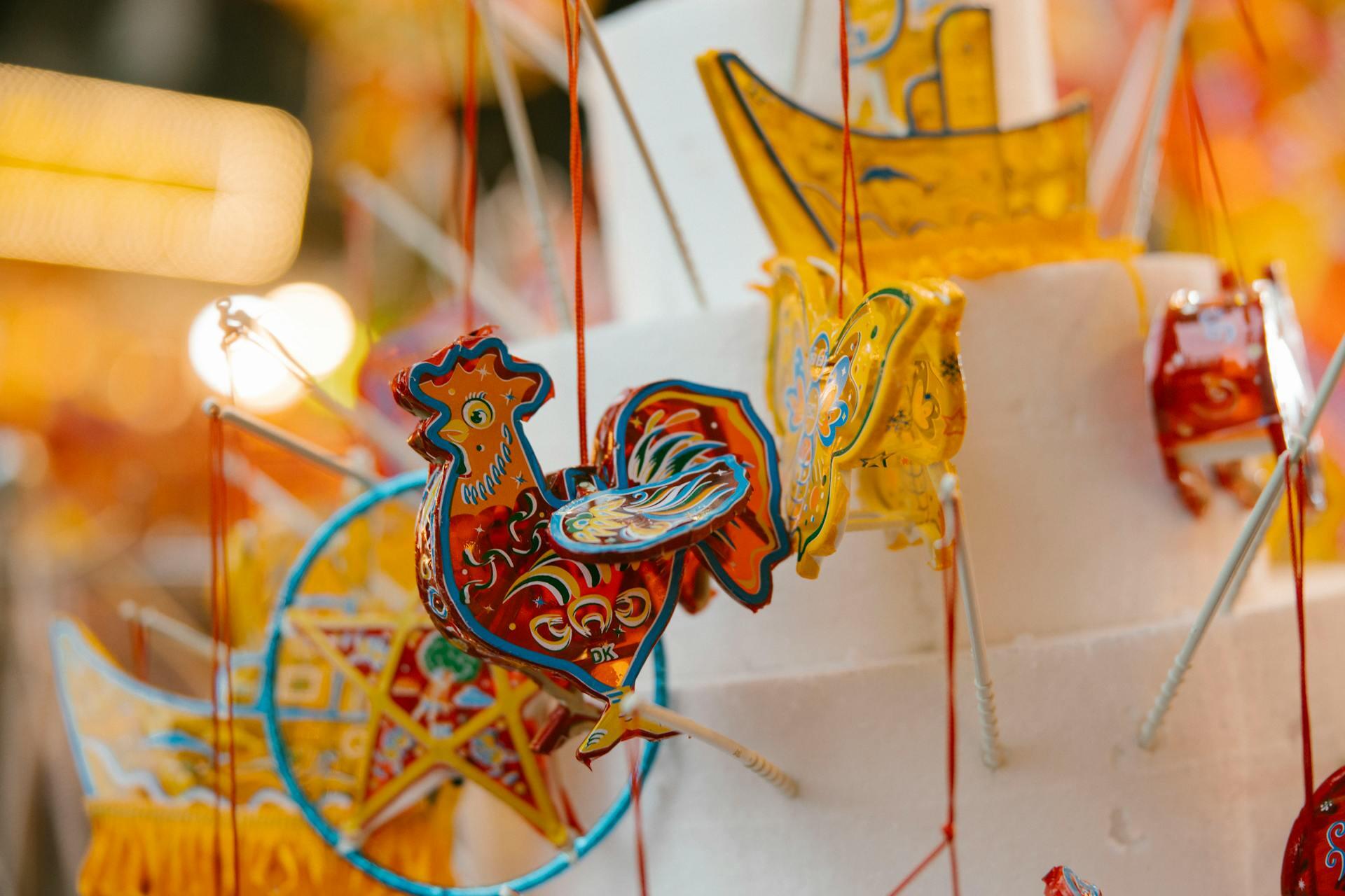 bolo de esferovite com animais do signo chinês espetados