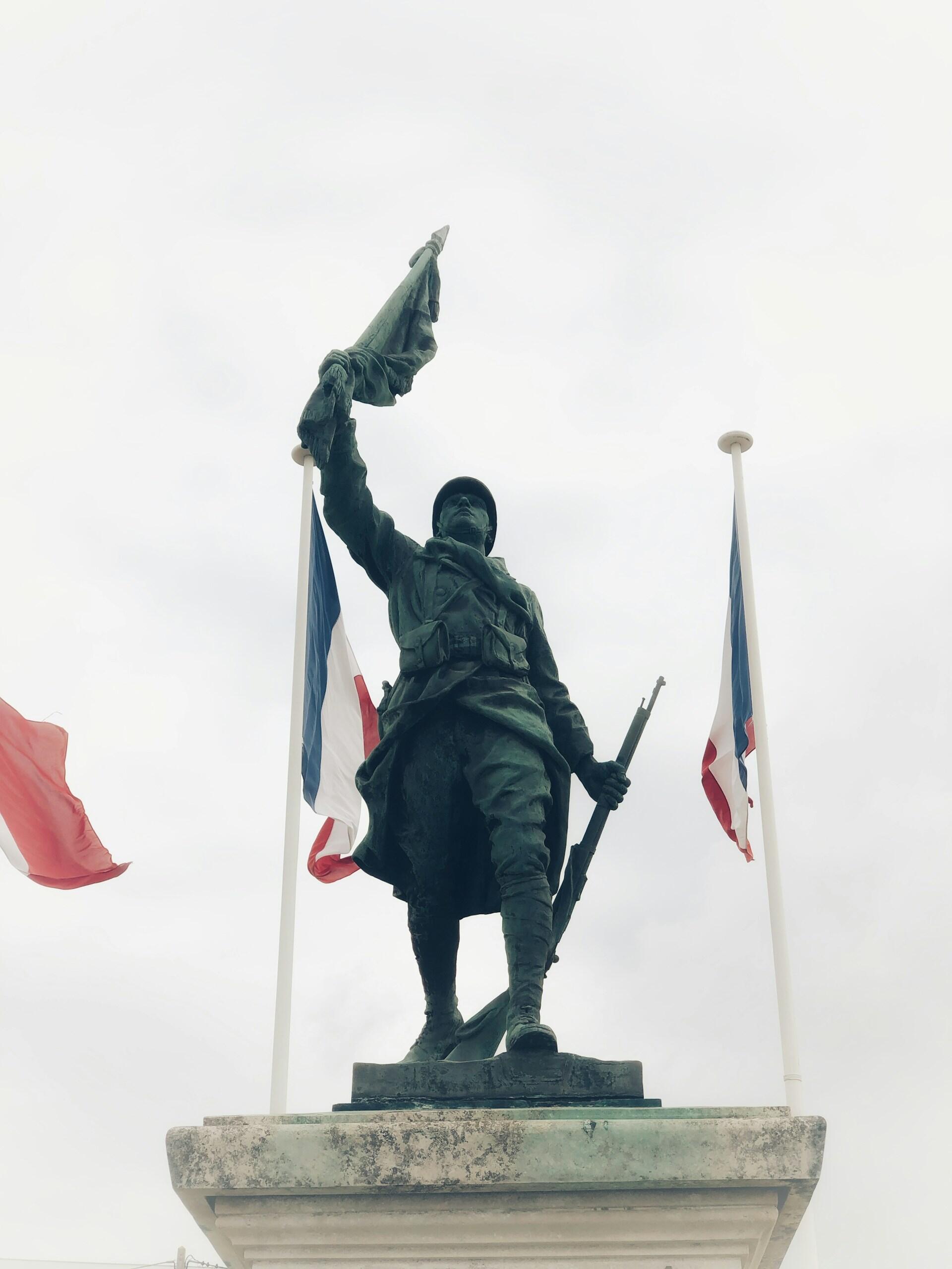 estátua e bandeiras francesas