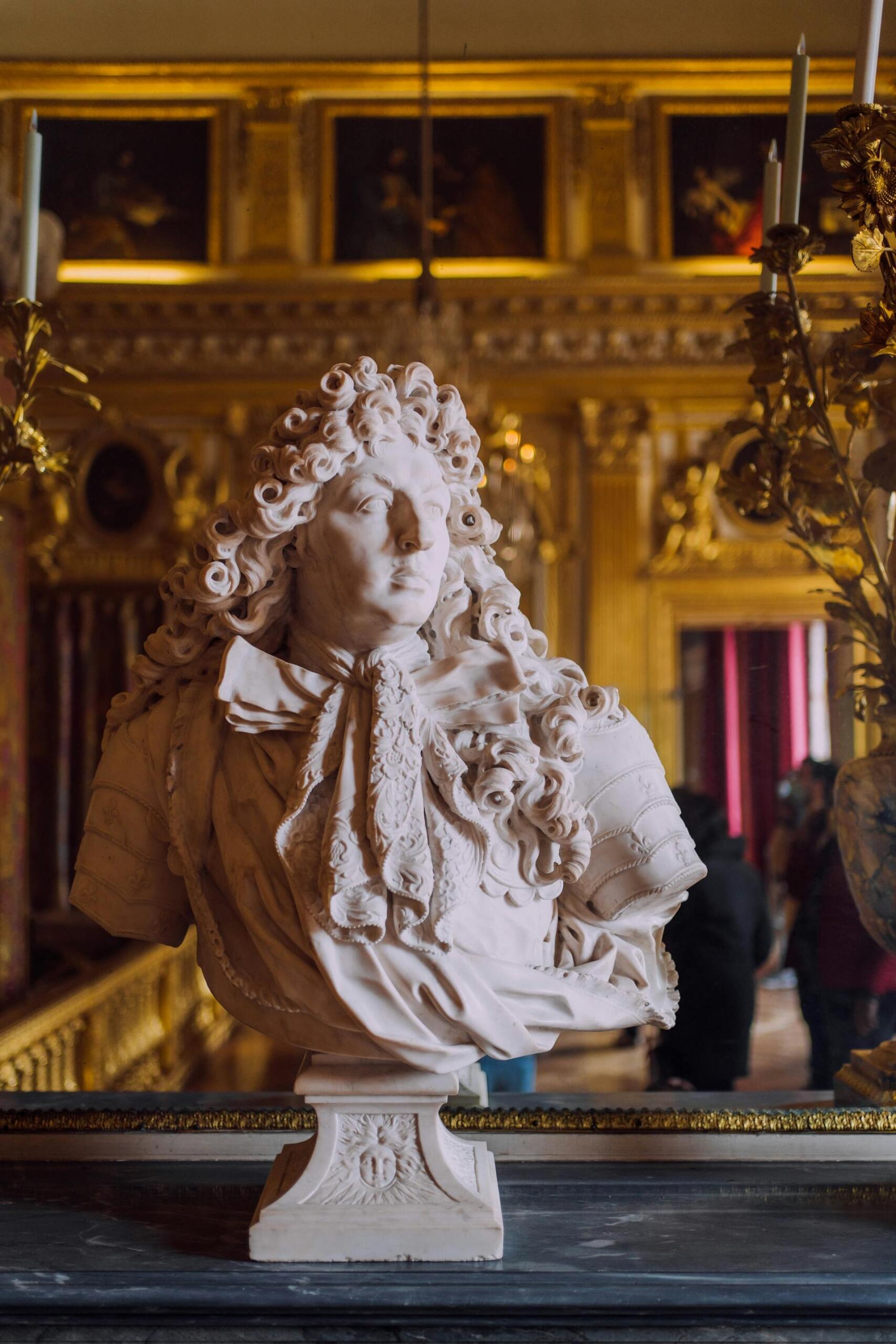 estátua de homem com peruca