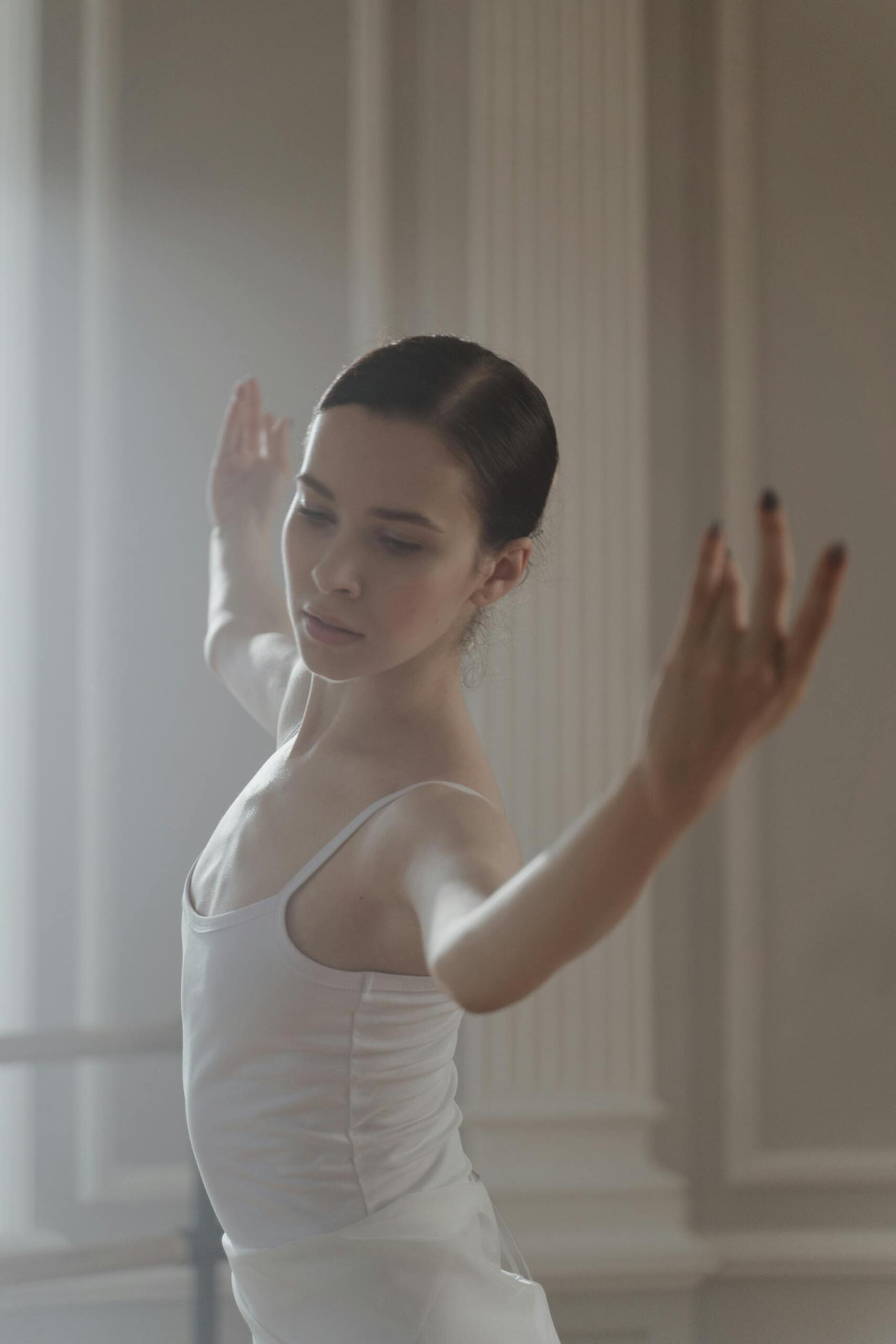 dançarina com braços no ar