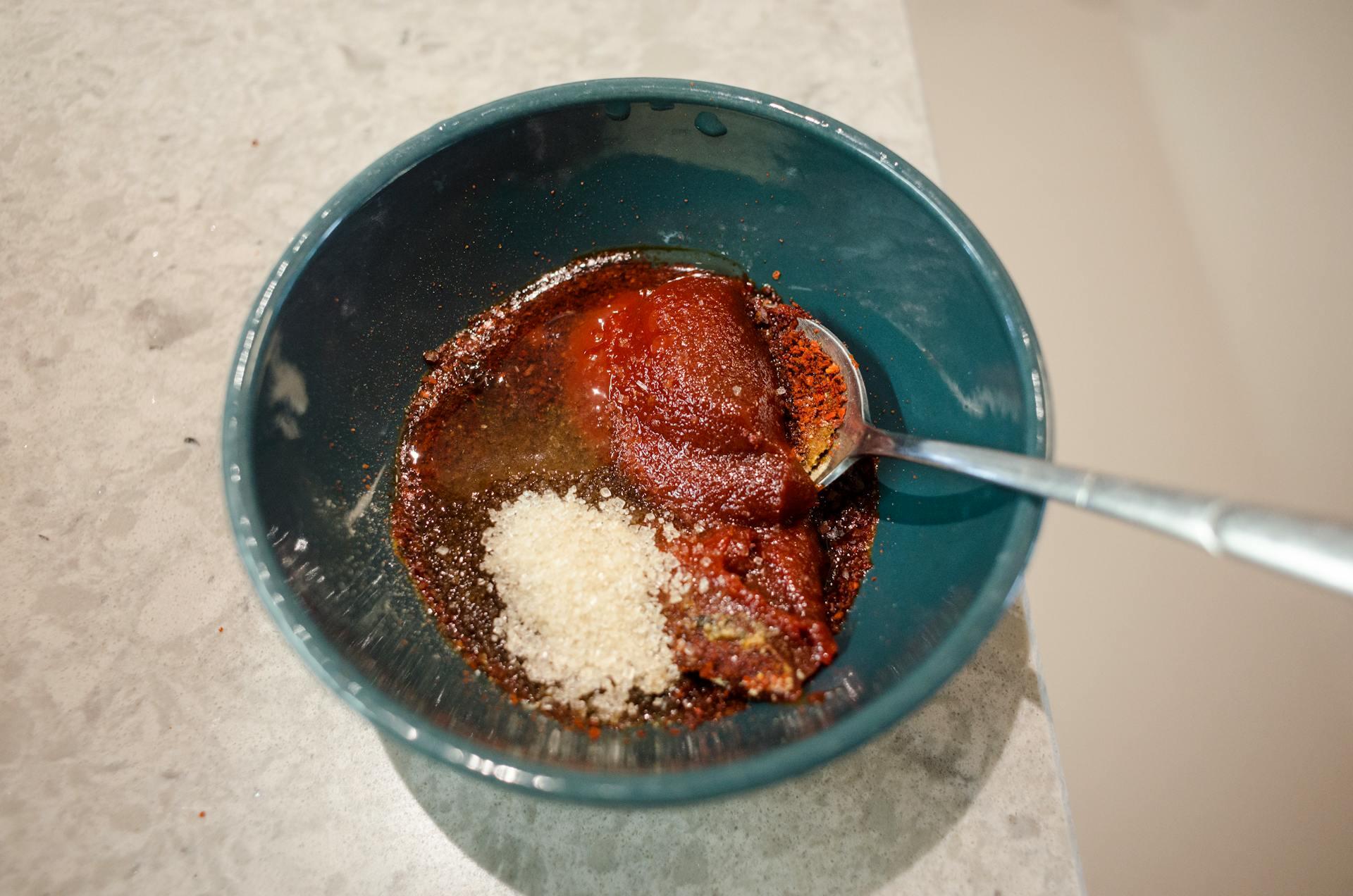 mistura de temperos numa taça azul