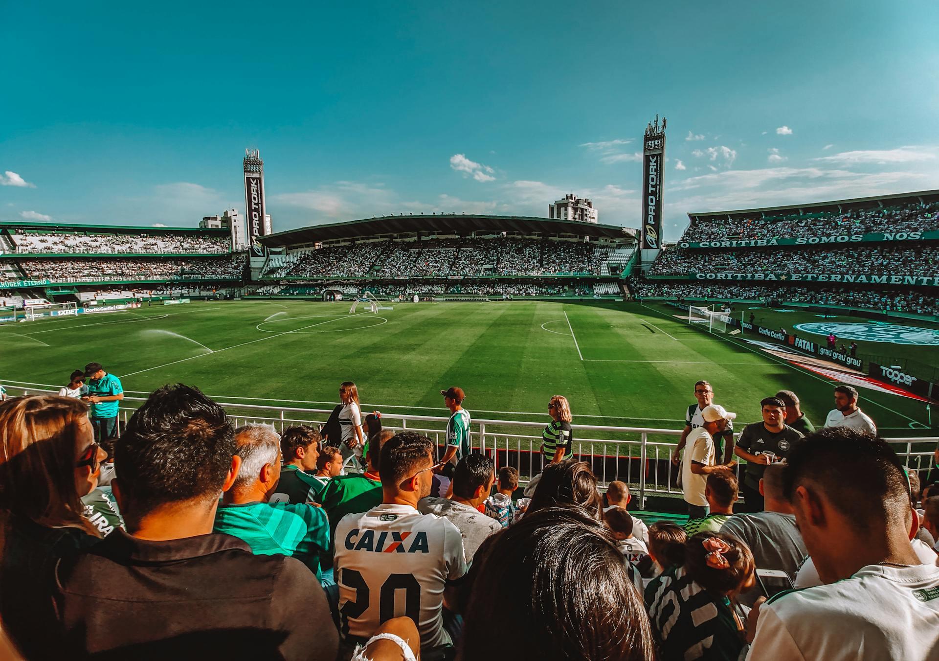 campo de futebol com adeptos nas bancadas