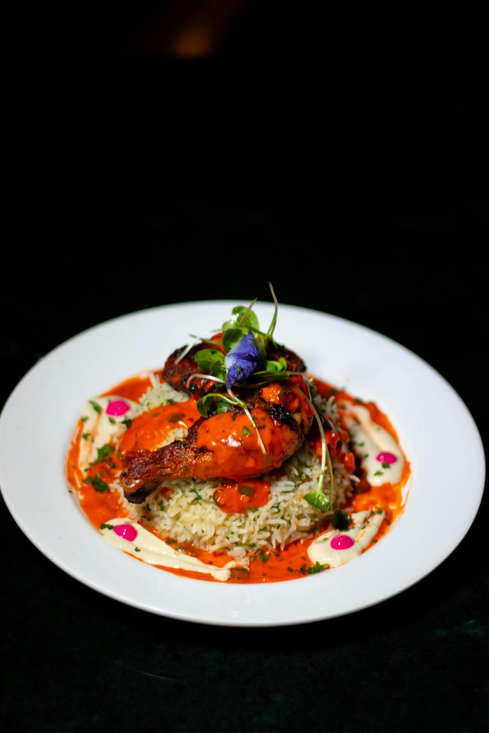 prato com arroz e coxa de frango