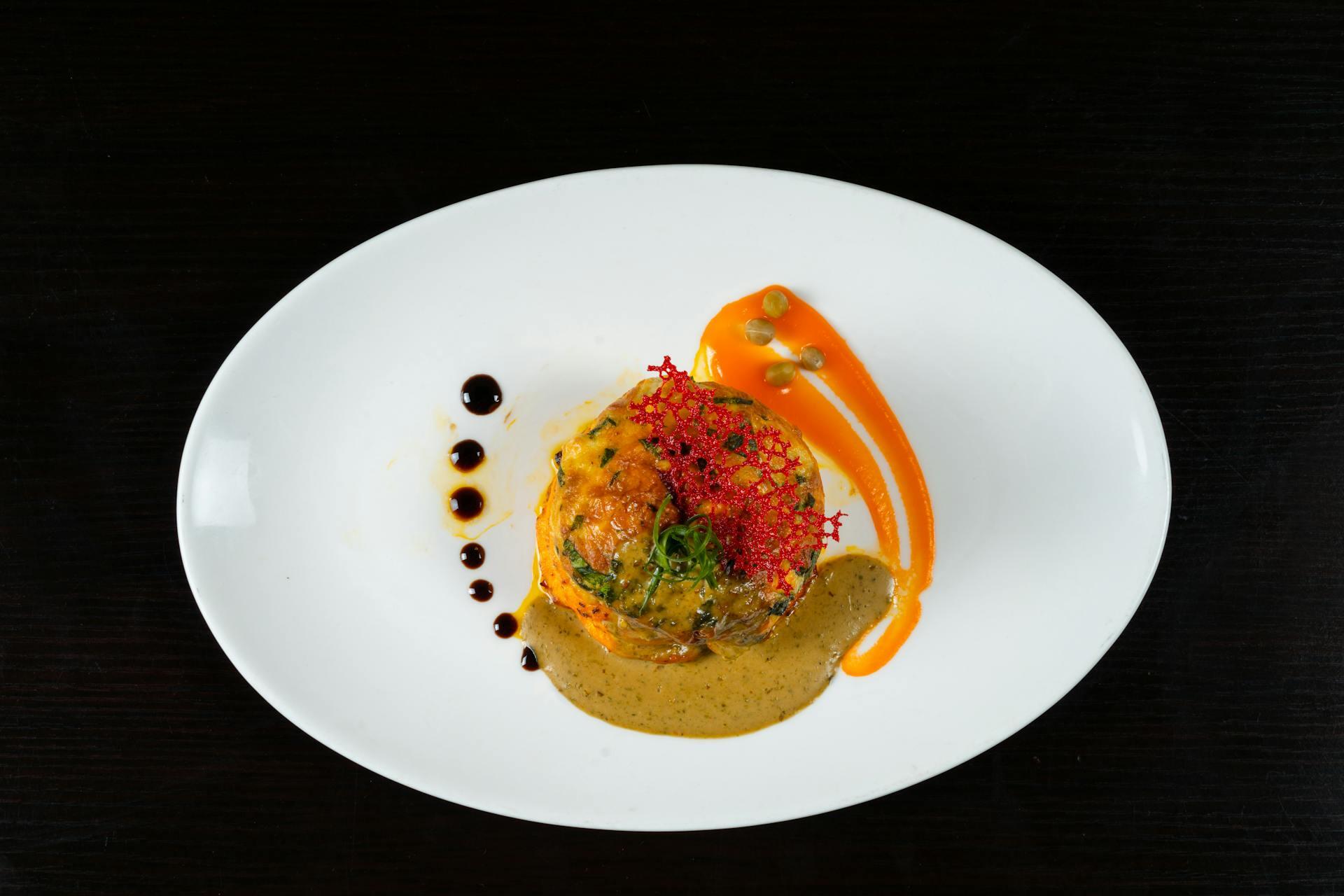 prato de comida com molhos