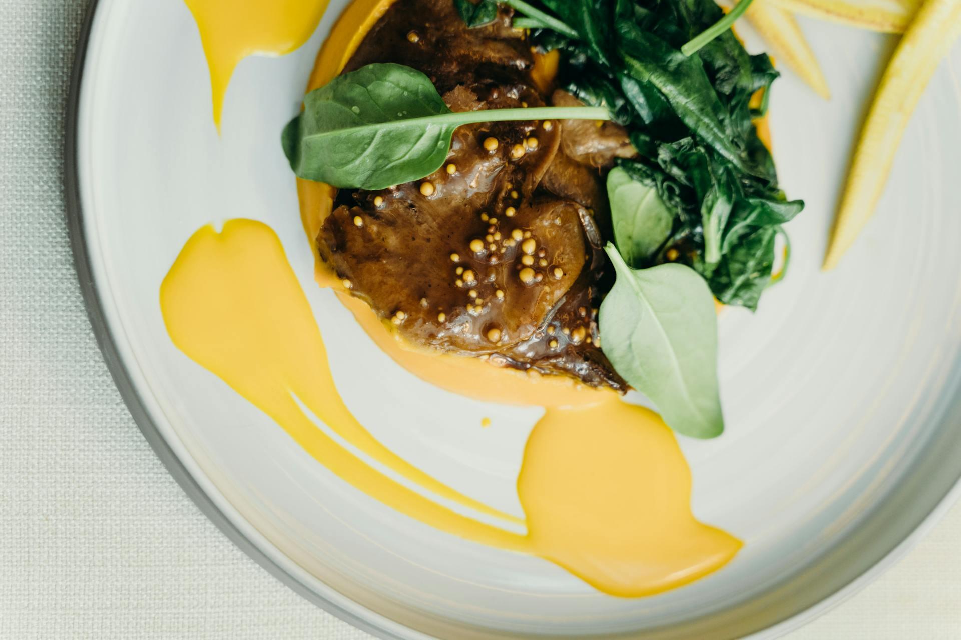 prato com bife, espinafres e molho