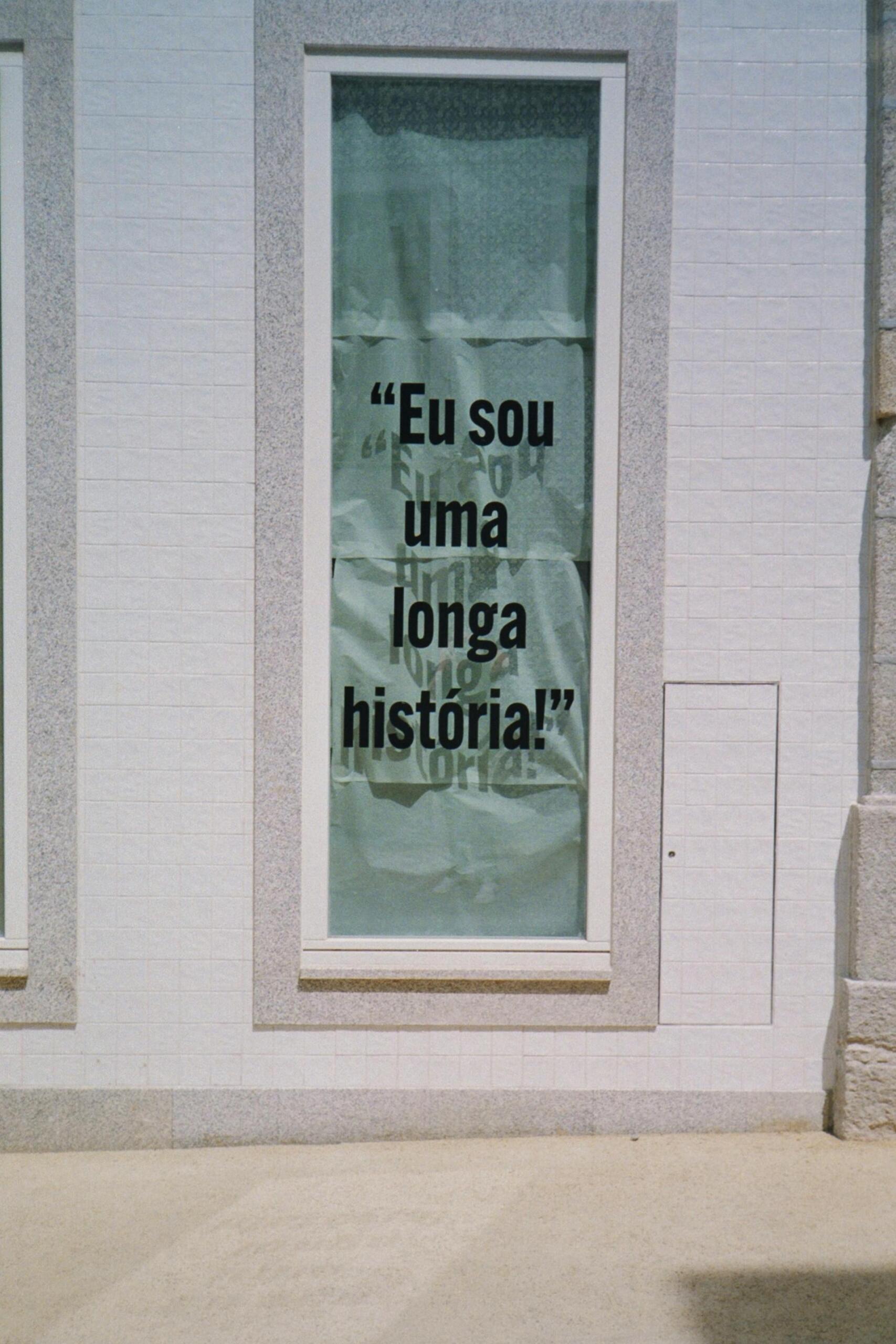 janela com uma citação em português