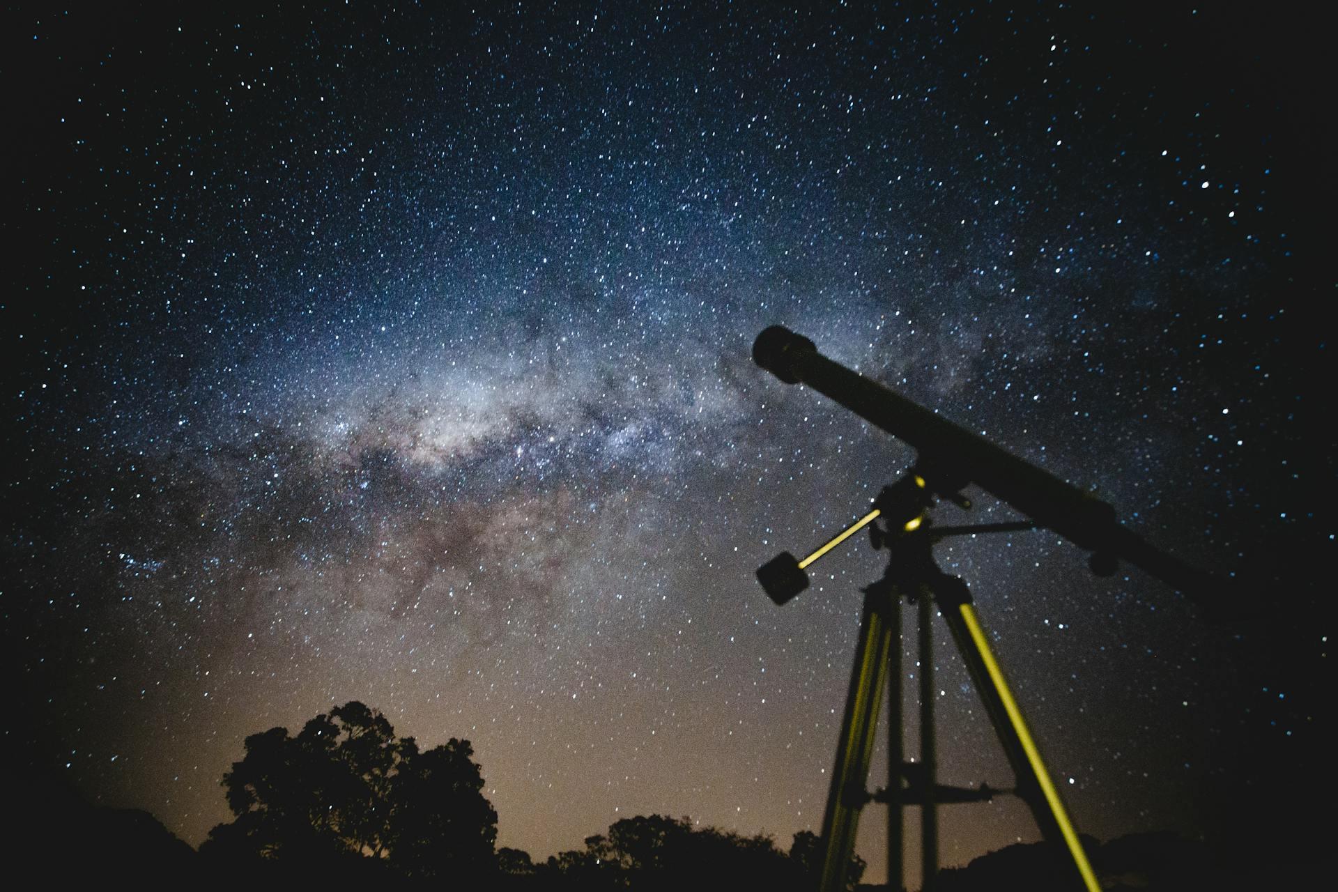 telescópio e céu estrelado