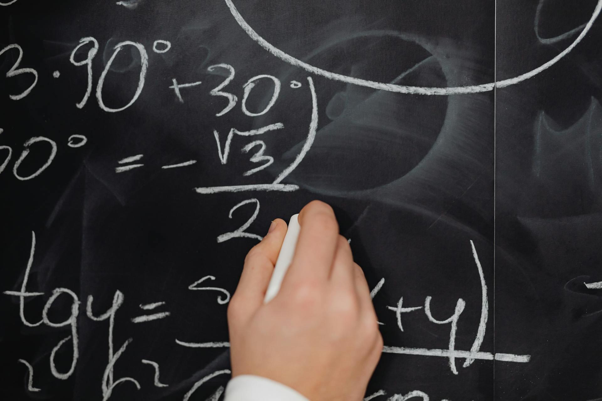 quadro preto com contas matemáticas