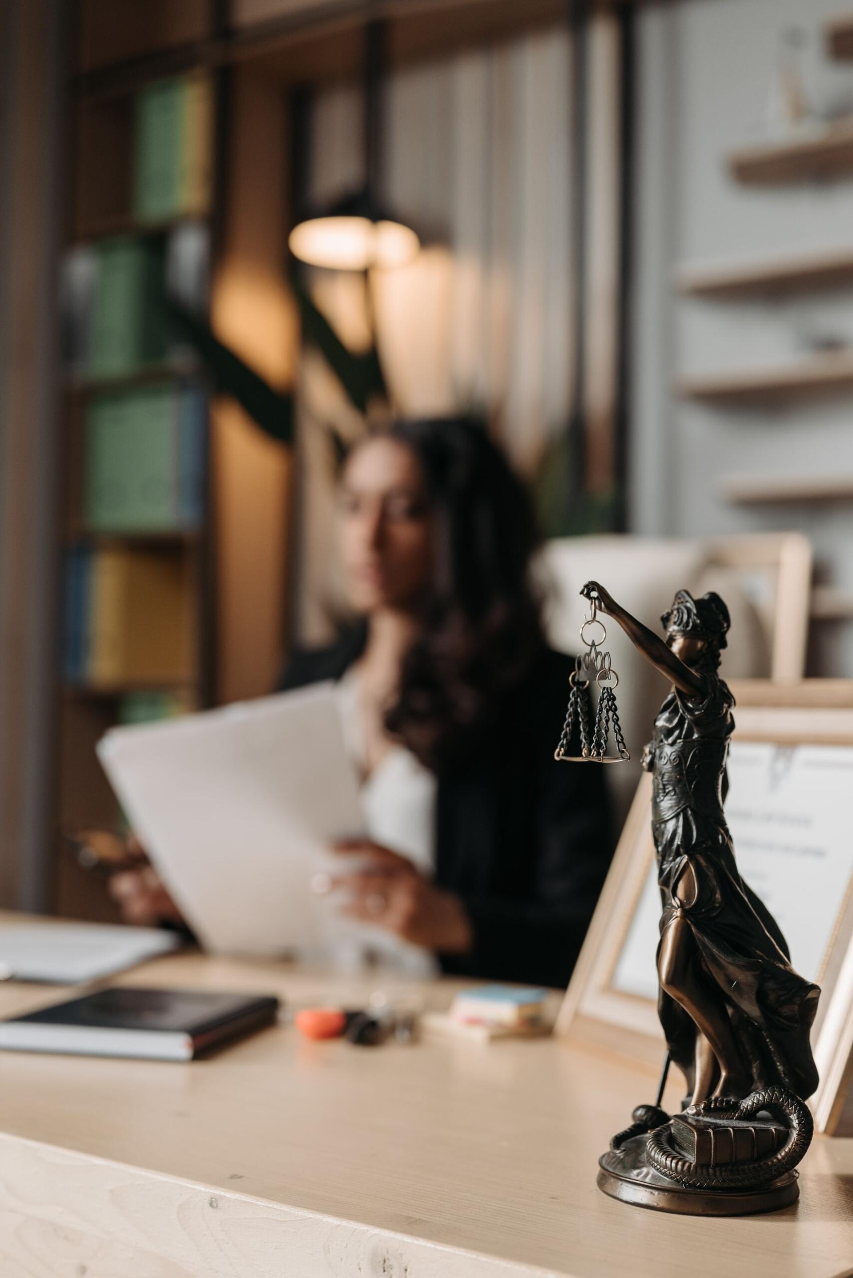 estátua da justiça em cima da secretária