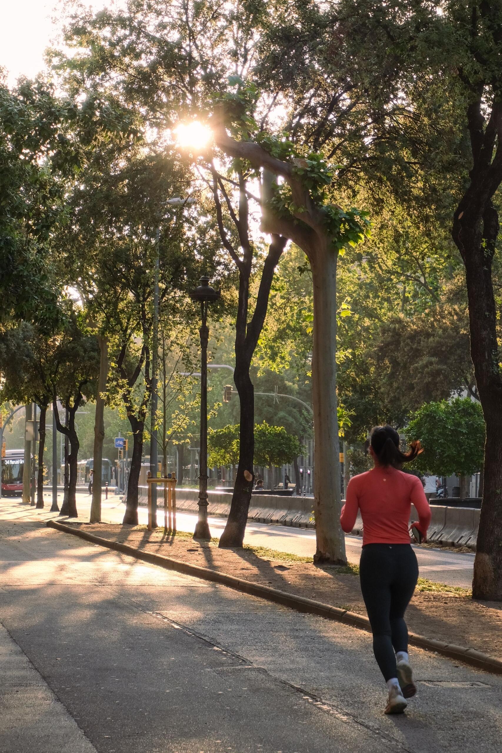 pessoa a correr na cidade