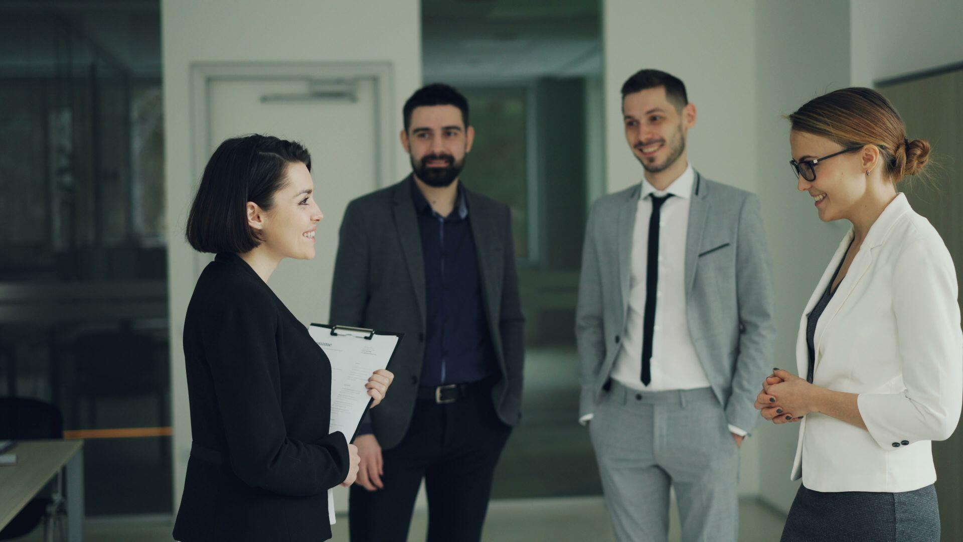 várias pessoas em roupa formal a conversar