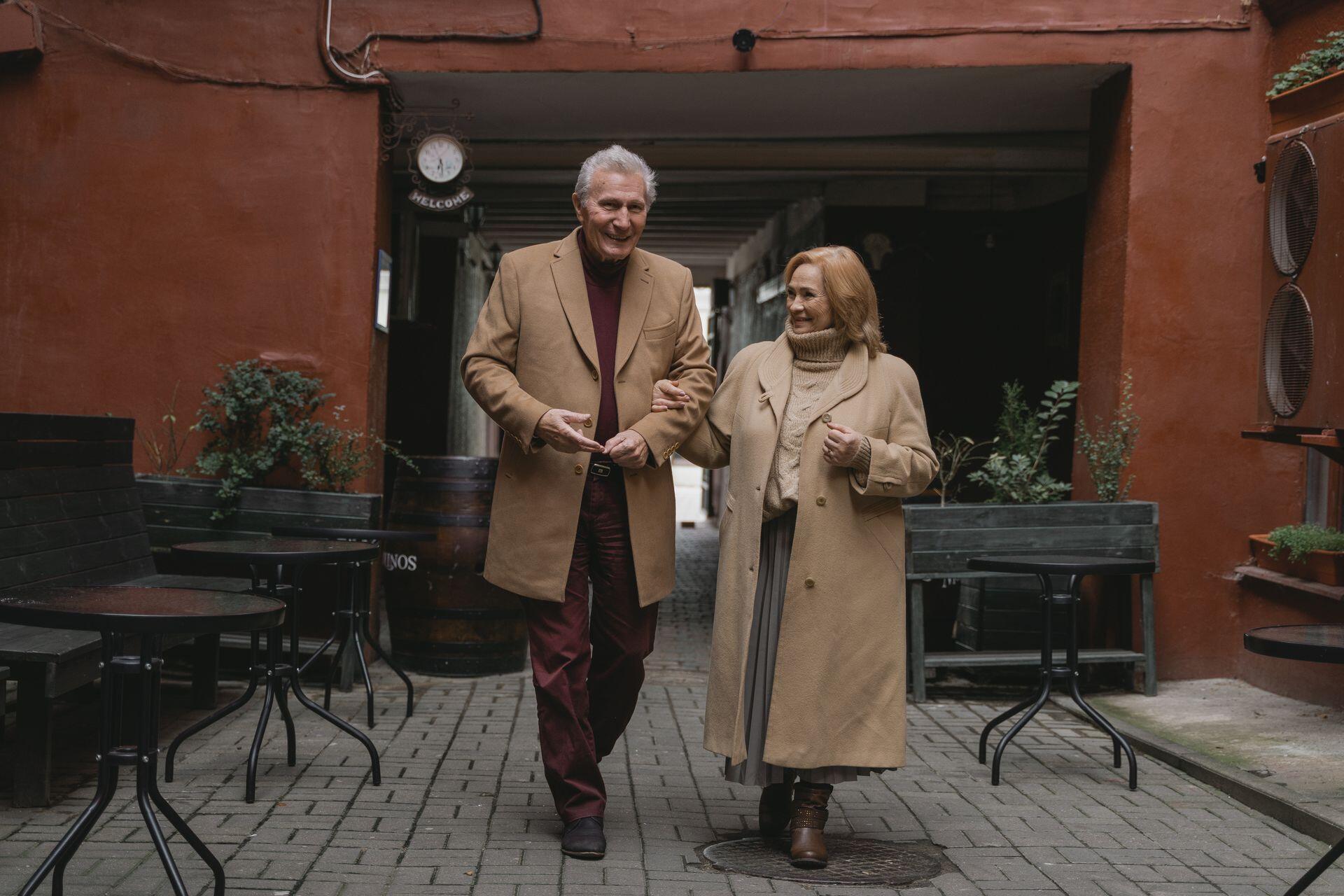 casal de idosos na rua