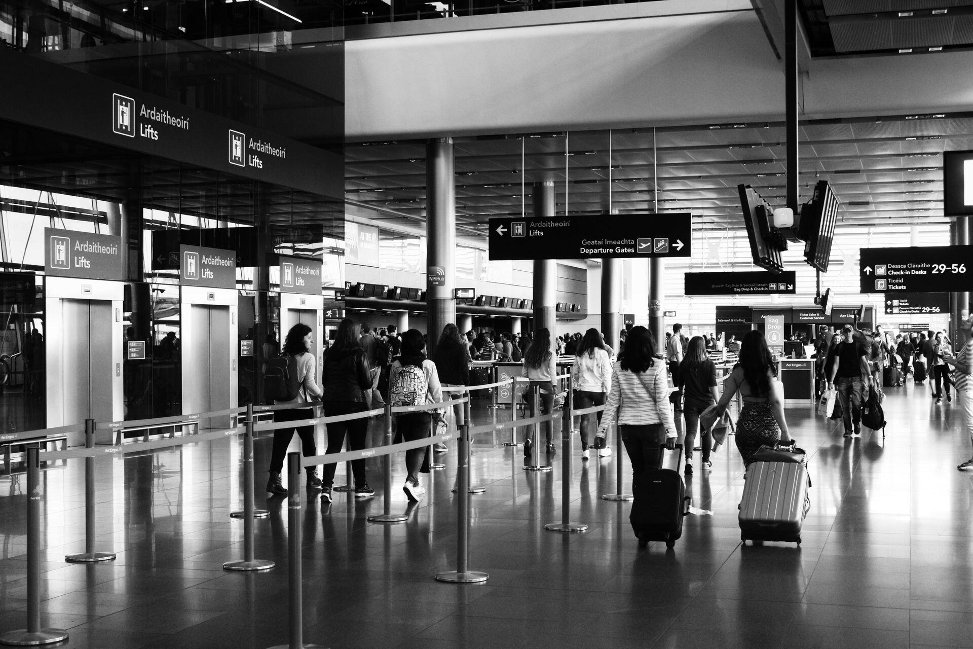 pessoas nas filas de aeroporto
