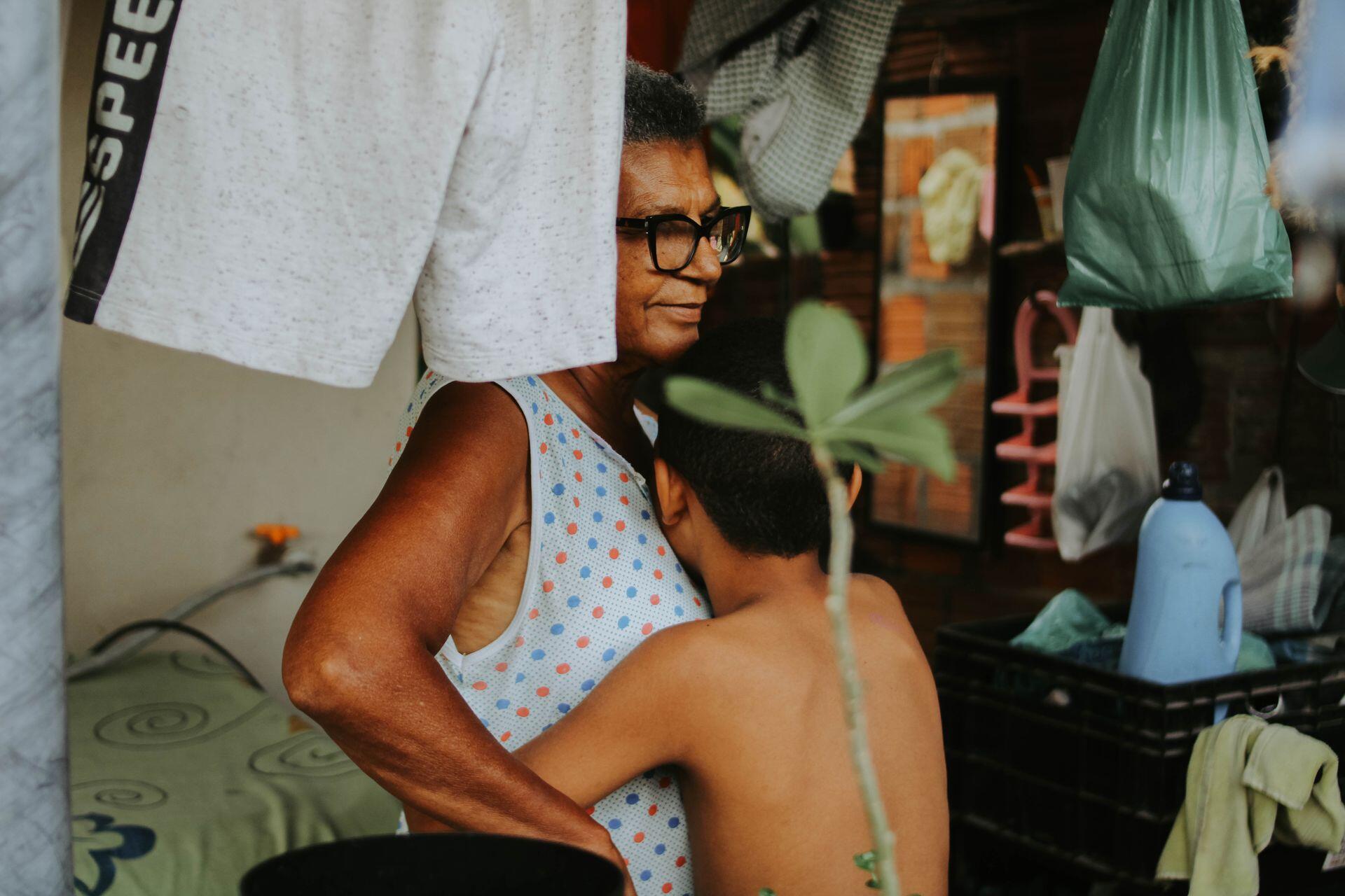 avó com neto em casa