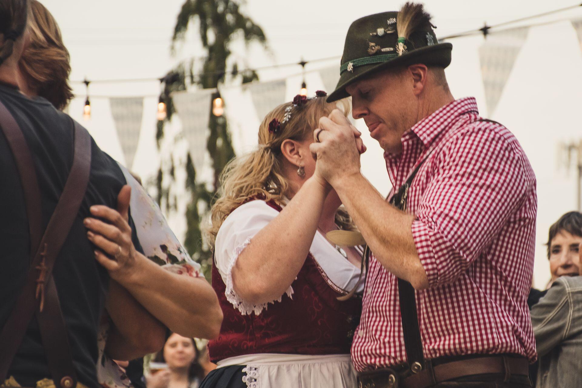 homem e mulher a dançar em roupas tradicionais
