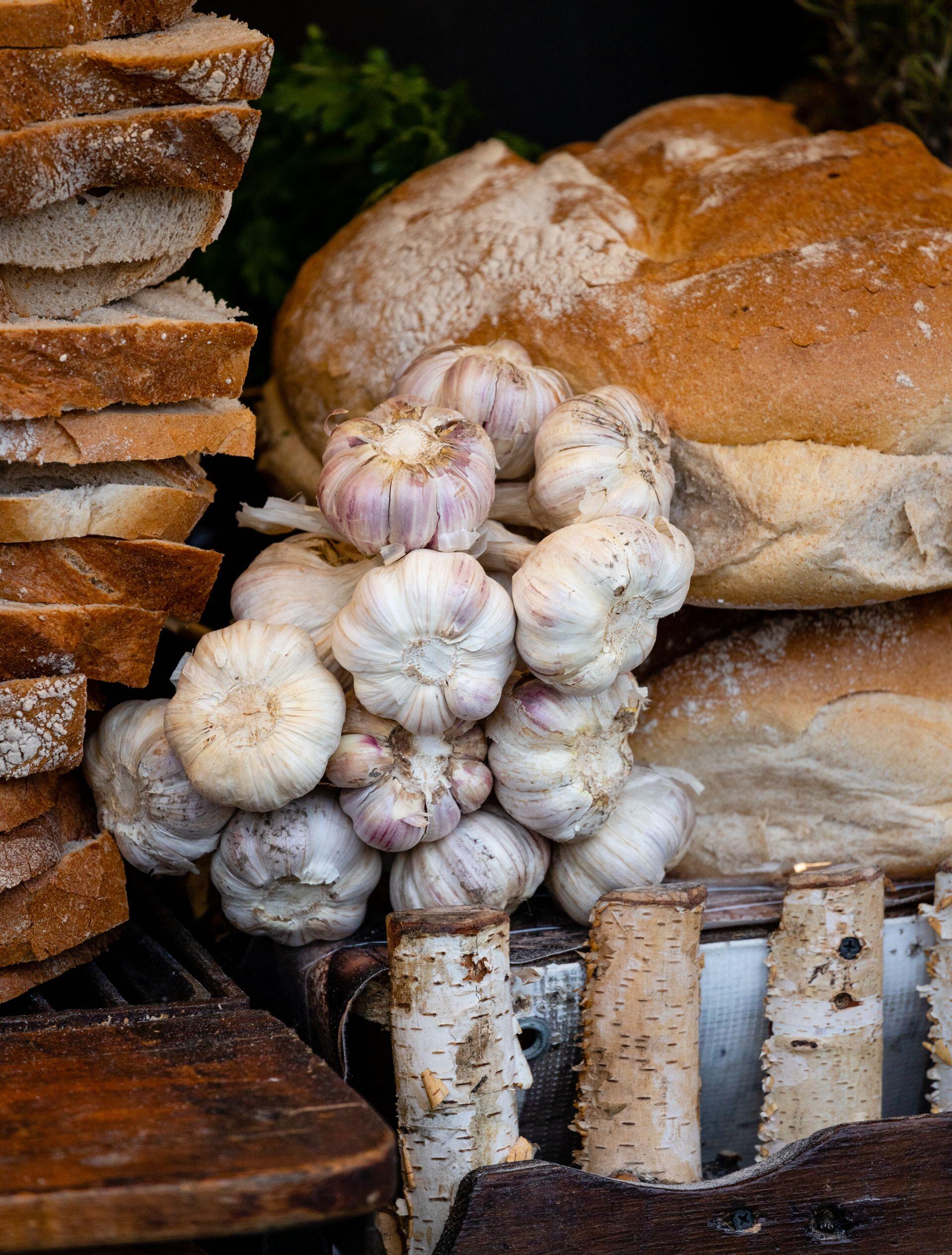 cabeças de alho e pães
